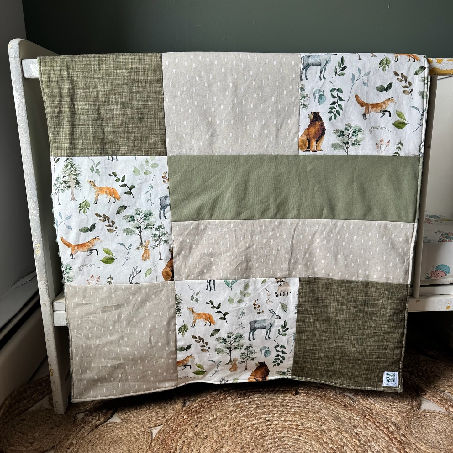 Prête à partir, Couverture de style courtepointe légèrement matelassée, Animaux de la forêt vert et beige. Endos doux en minky vert