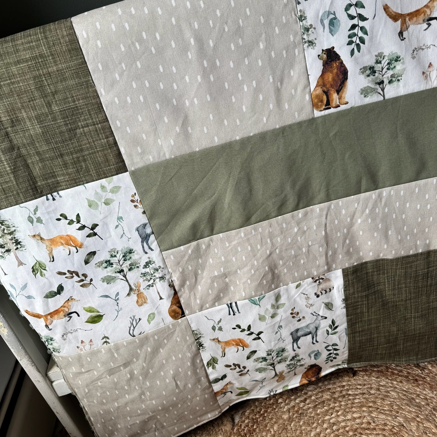 Prête à partir, Couverture de style courtepointe légèrement matelassée, Animaux de la forêt vert et beige. Endos doux en minky vert