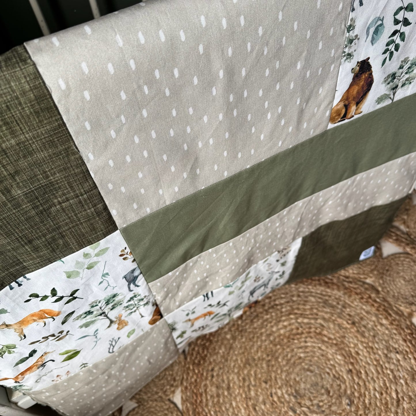 Prête à partir, Couverture de style courtepointe légèrement matelassée, Animaux de la forêt vert et beige. Endos doux en minky vert