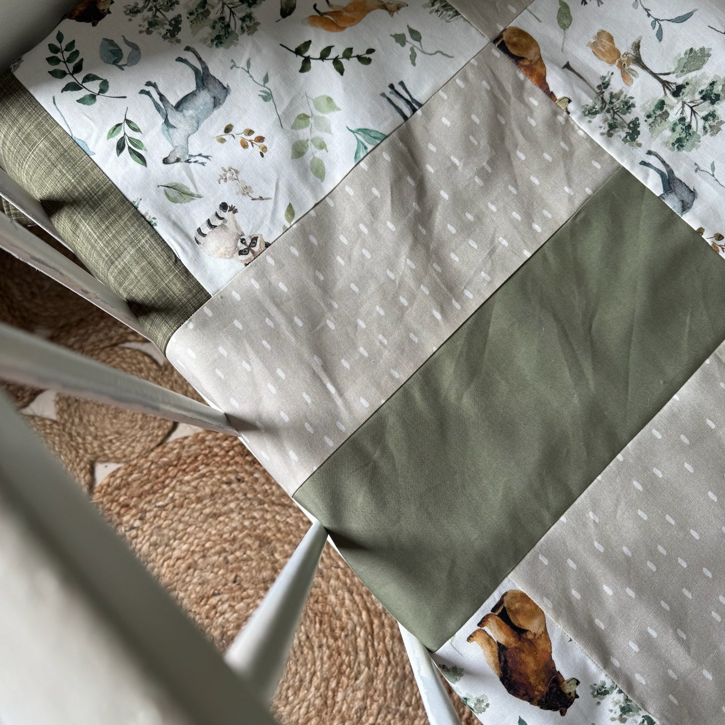 Prête à partir, Couverture de style courtepointe légèrement matelassée, Animaux de la forêt vert et beige. Endos doux en minky vert