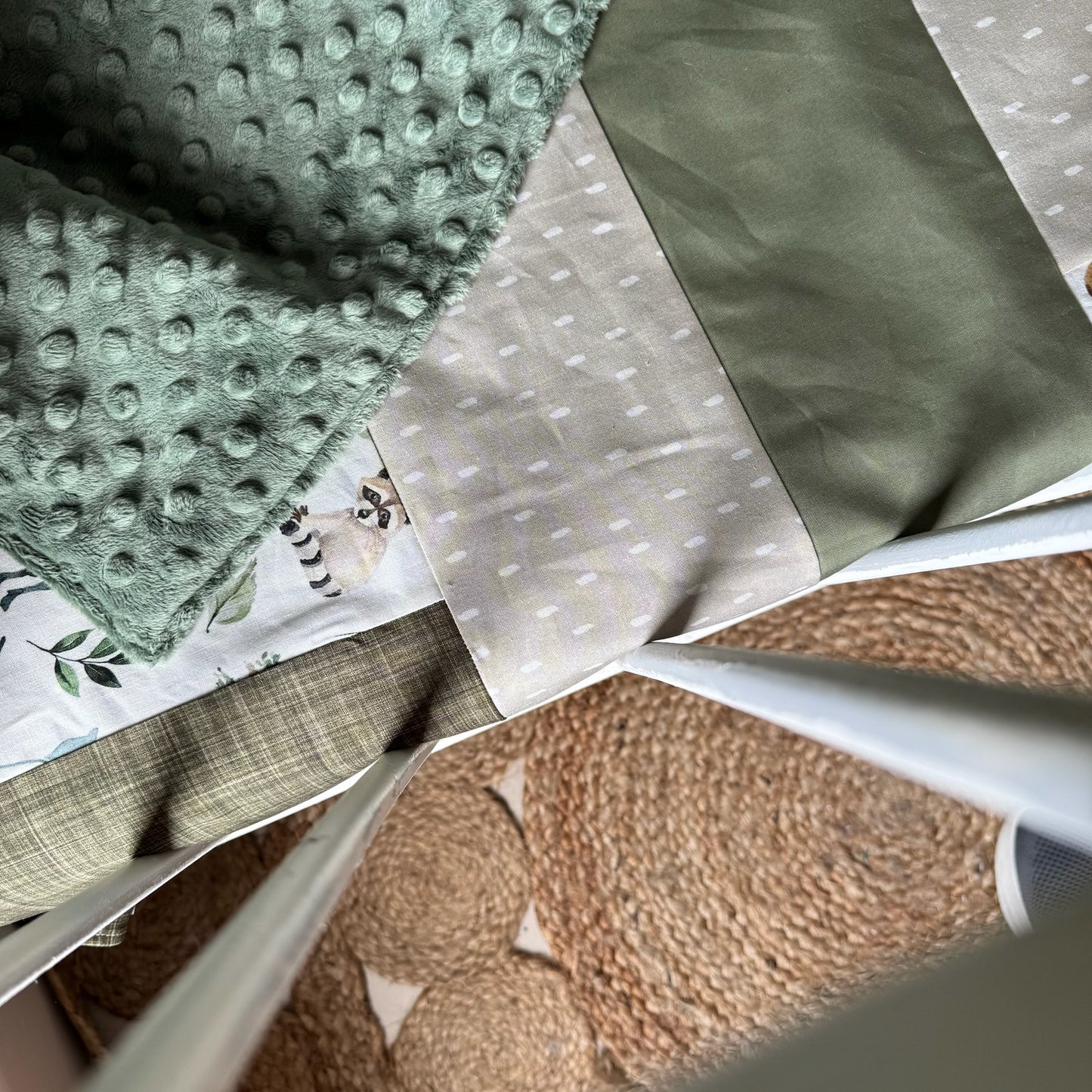 Prête à partir, Couverture de style courtepointe légèrement matelassée, Animaux de la forêt vert et beige. Endos doux en minky vert