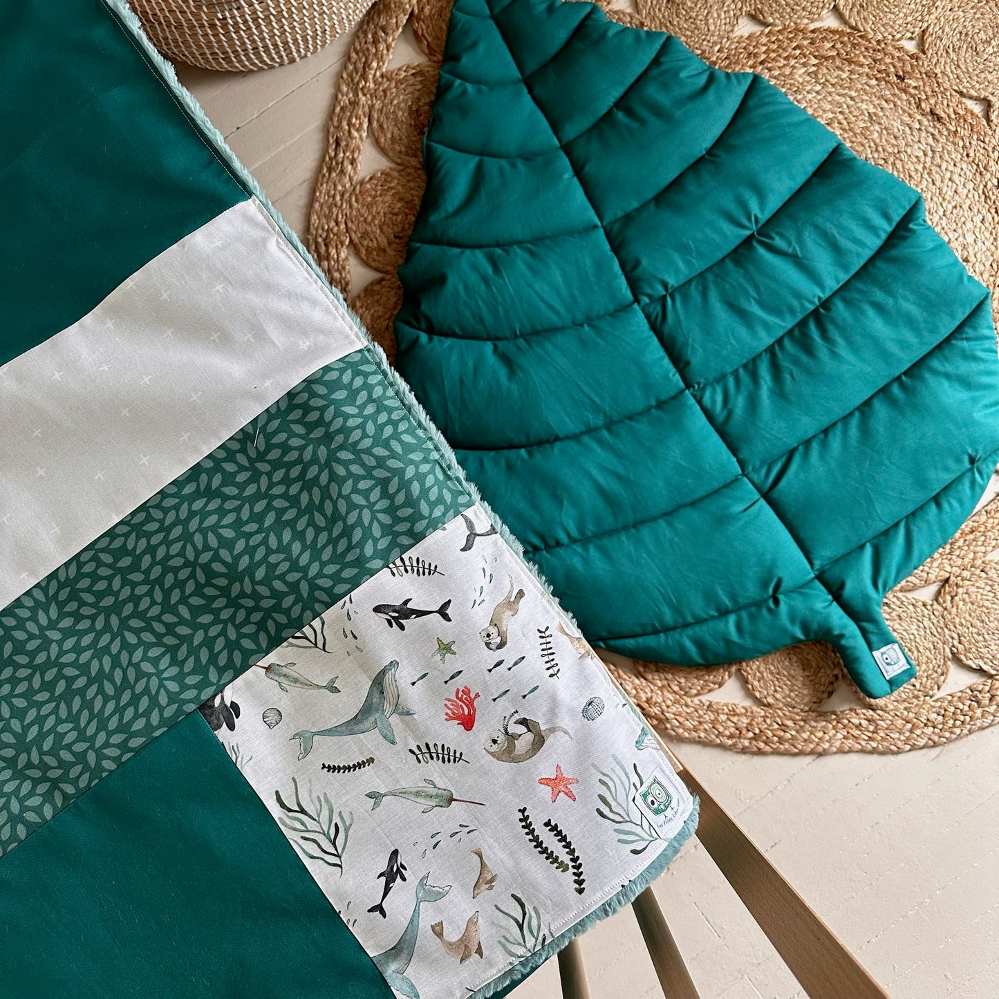 Couverture de style courtepointe ANIMAUX MARINS ( baleines, loutres, phoques) Endos doux au choix et possibilité d'ajouter des accessoires assortis