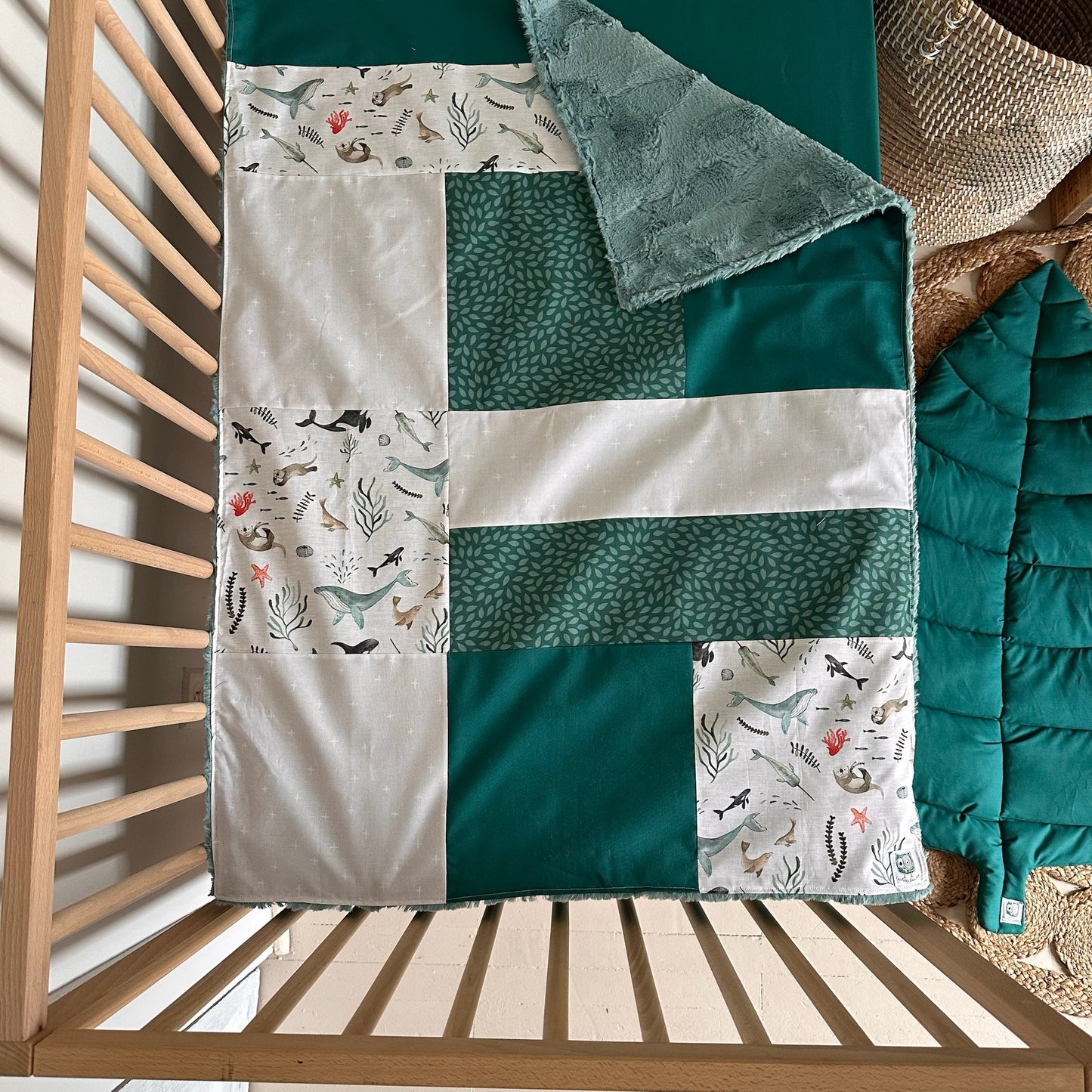Couverture de style courtepointe ANIMAUX MARINS ( baleines, loutres, phoques) Endos doux au choix et possibilité d'ajouter des accessoires assortis