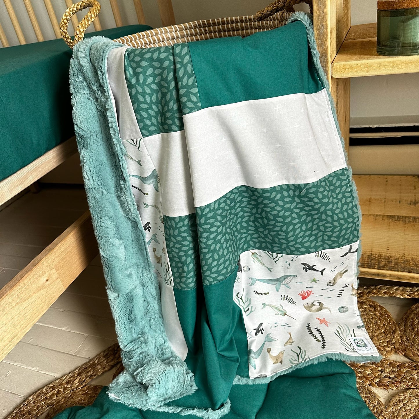 Couverture de style courtepointe ANIMAUX MARINS ( baleines, loutres, phoques) Endos doux au choix et possibilité d'ajouter des accessoires assortis