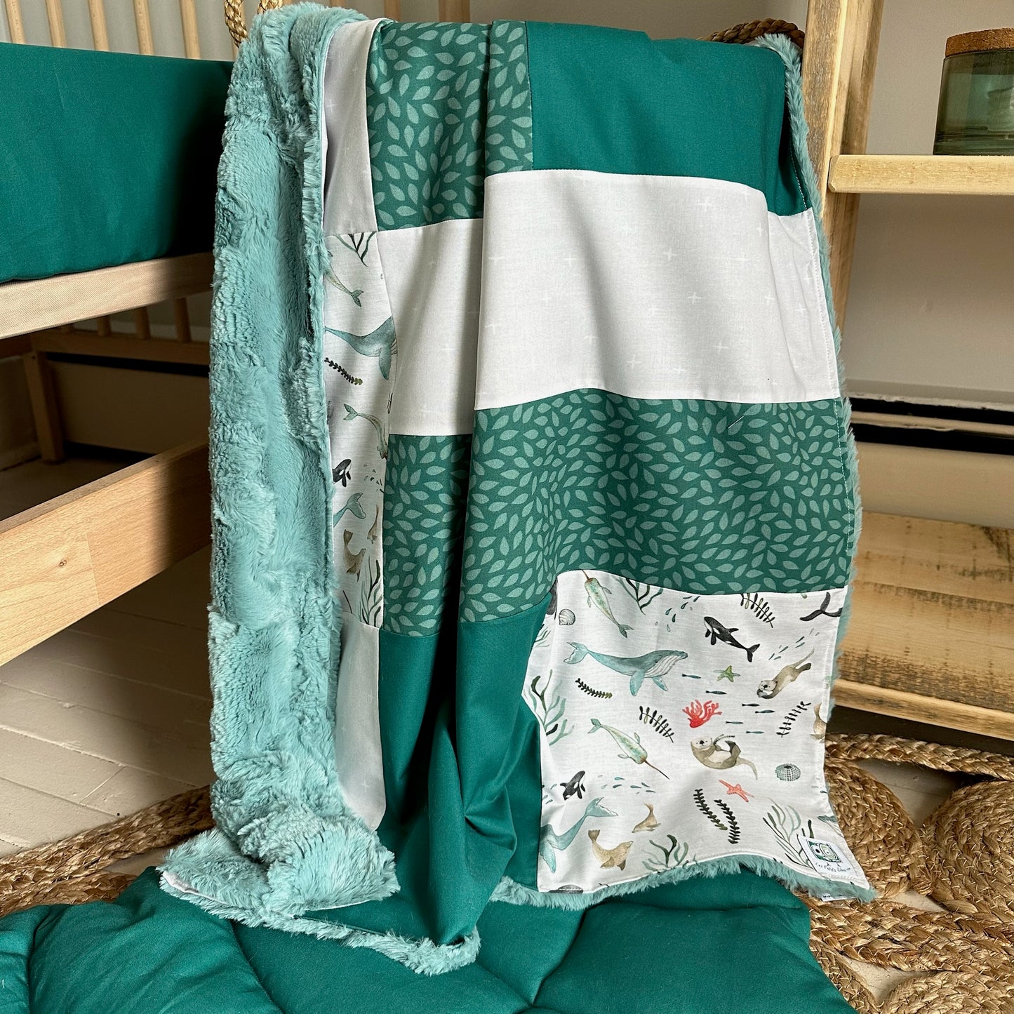 Couverture de style courtepointe ANIMAUX MARINS ( baleines, loutres, phoques) Endos doux au choix et possibilité d'ajouter des accessoires assortis