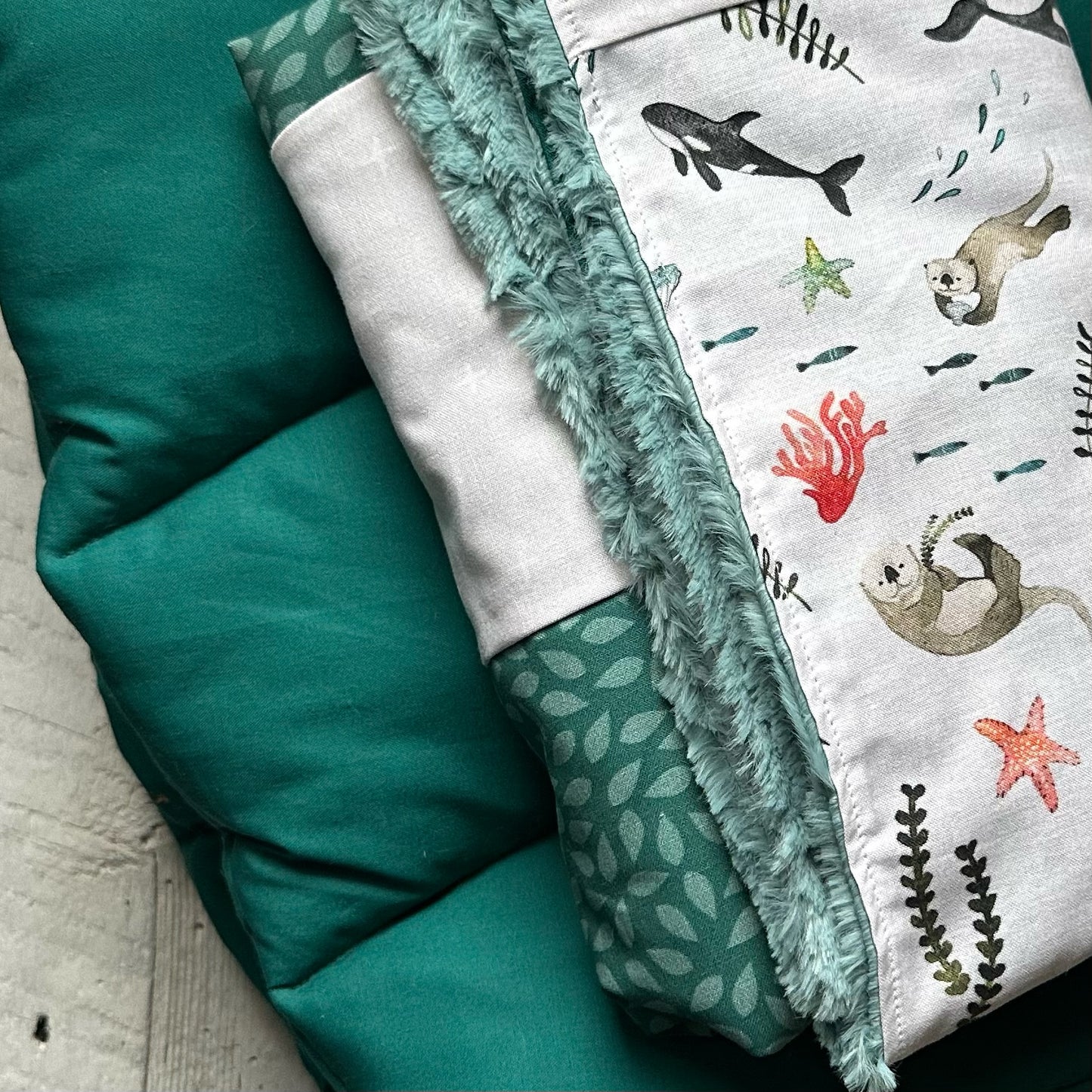 Couverture de style courtepointe ANIMAUX MARINS ( baleines, loutres, phoques) Endos doux au choix et possibilité d'ajouter des accessoires assortis