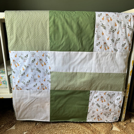 Prête à partir, Couverture de style courtepointe légèrement matelassée, Canards et oies, agencement vert, endos minky vert olive