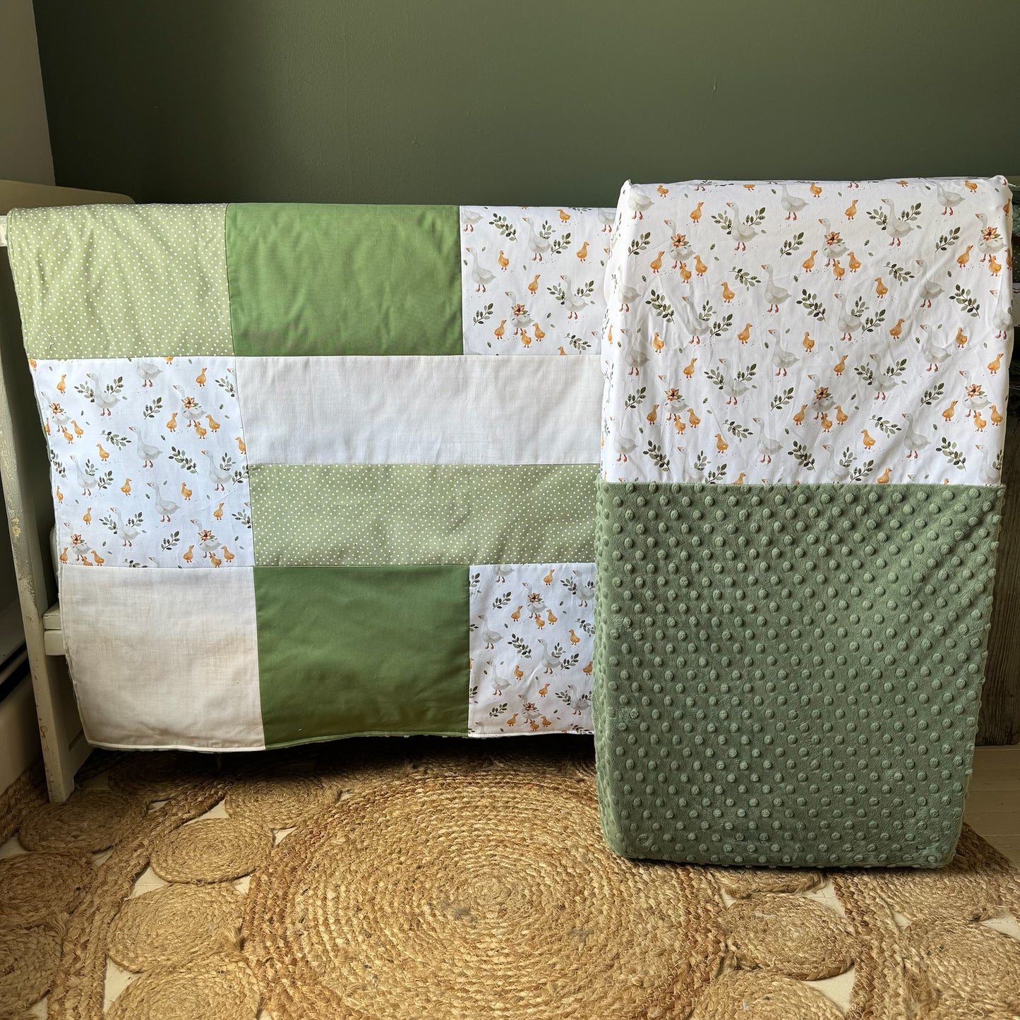 Prête à partir, Couverture de style courtepointe légèrement matelassée, Canards et oies, agencement vert, endos minky vert olive