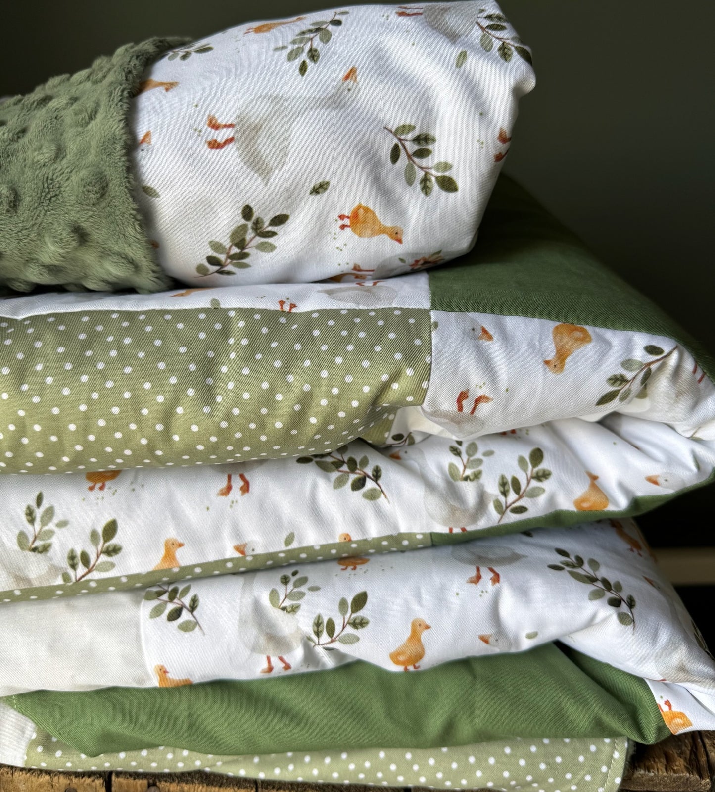 Prête à partir, Couverture de style courtepointe légèrement matelassée, Canards et oies, agencement vert, endos minky vert olive