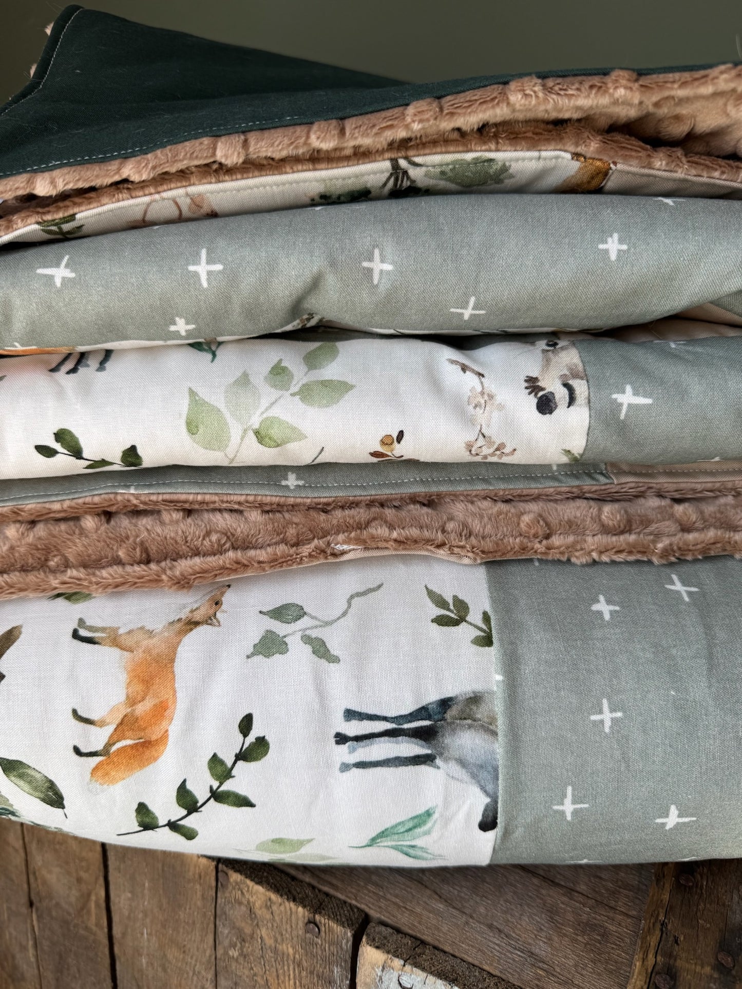 Prête à partir, Couverture de style courtepointe légèrement matelassée, animaux de la foret agencement vert sauge , forêt et beige. Endos doux en minky taupe