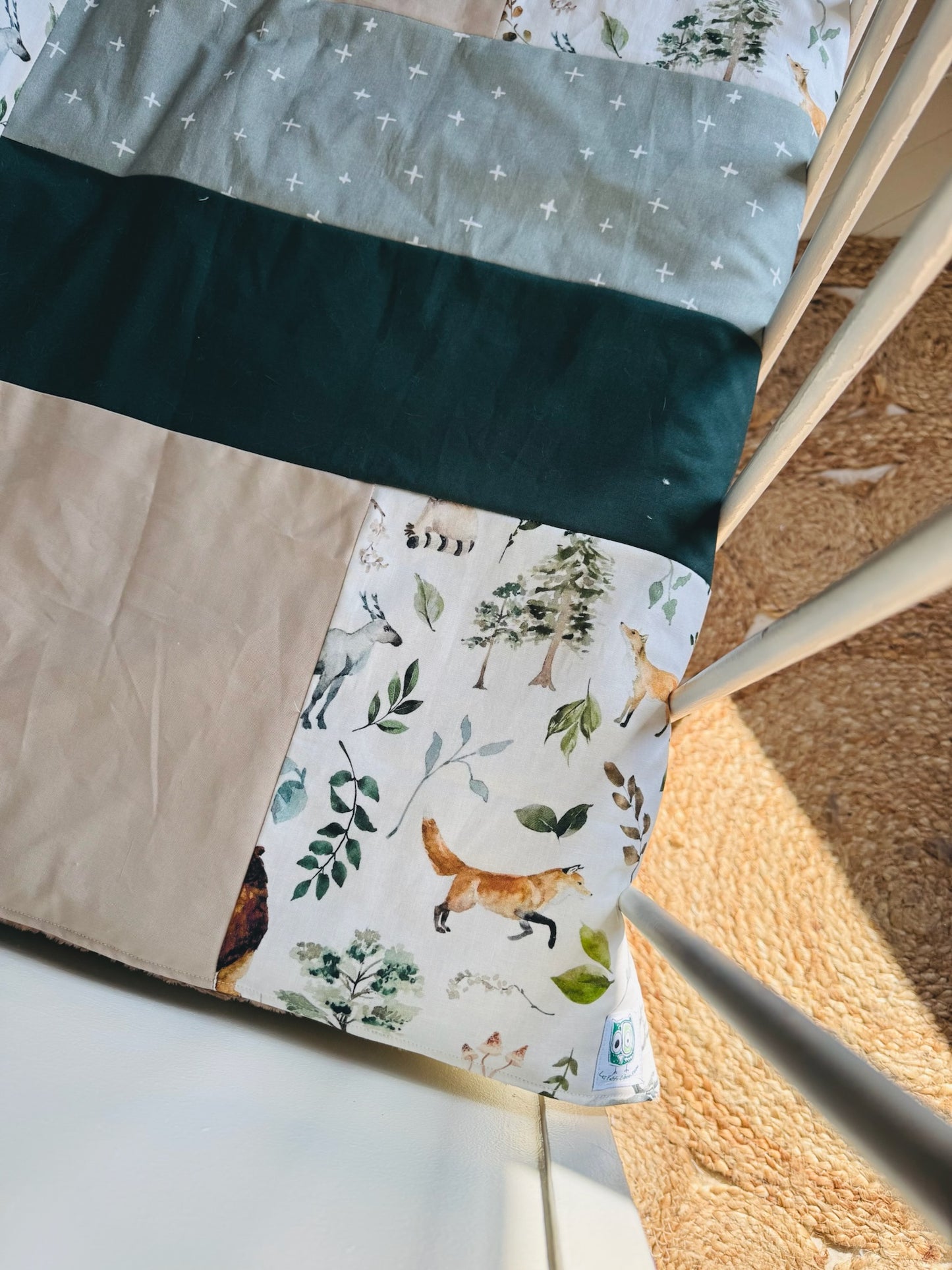 Prête à partir, Couverture de style courtepointe légèrement matelassée, animaux de la foret agencement vert sauge , forêt et beige. Endos doux en minky taupe