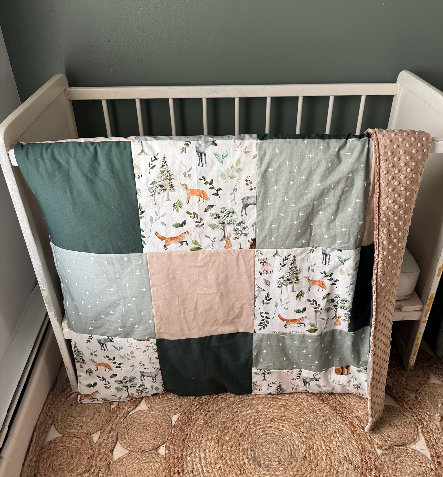 Prête à partir, Couverture de style courtepointe légèrement matelassée, animaux de la foret agencement vert sauge , forêt et beige. Endos doux en minky taupe