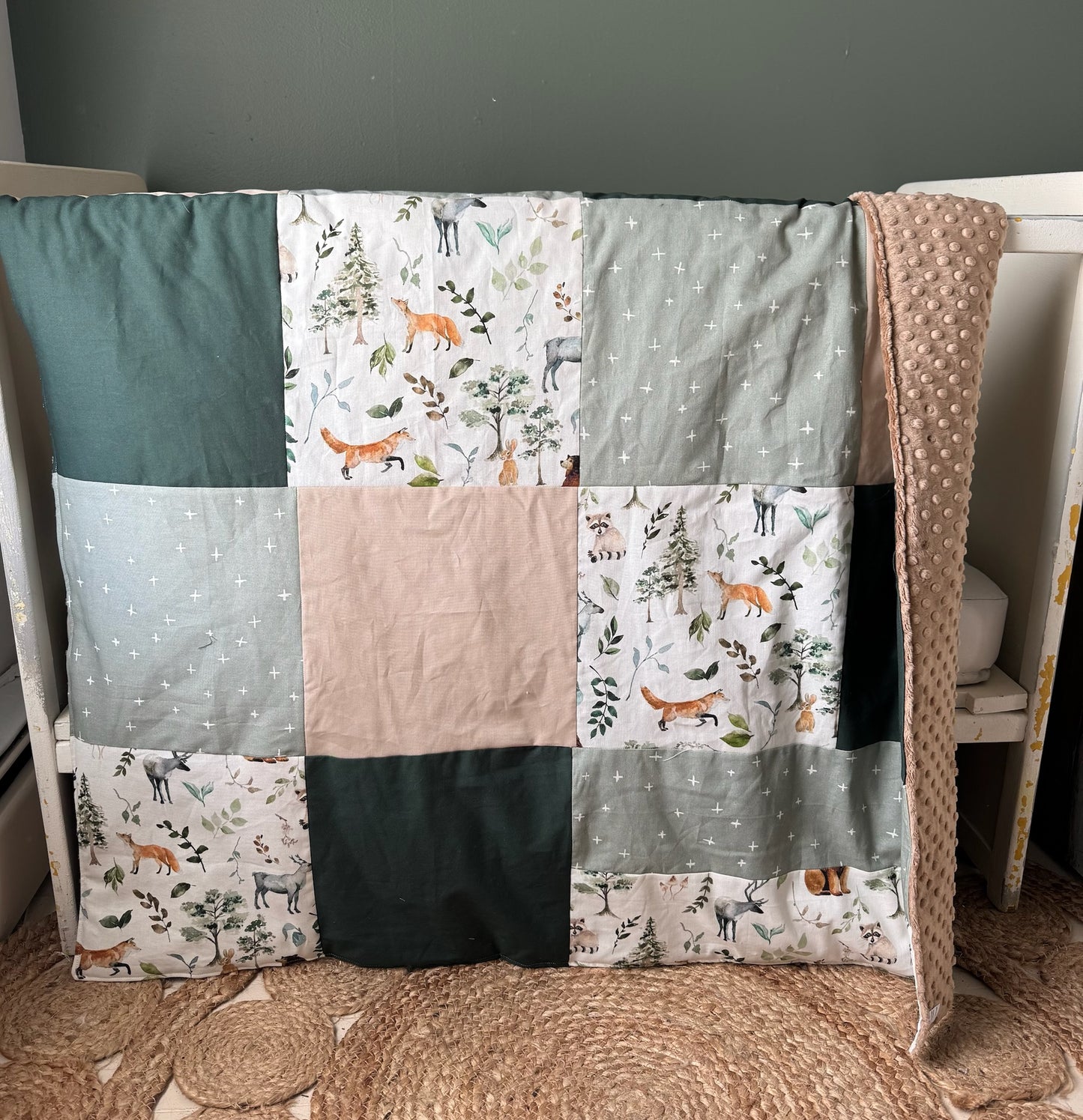 Prête à partir, Couverture de style courtepointe légèrement matelassée, animaux de la foret agencement vert sauge , forêt et beige. Endos doux en minky taupe