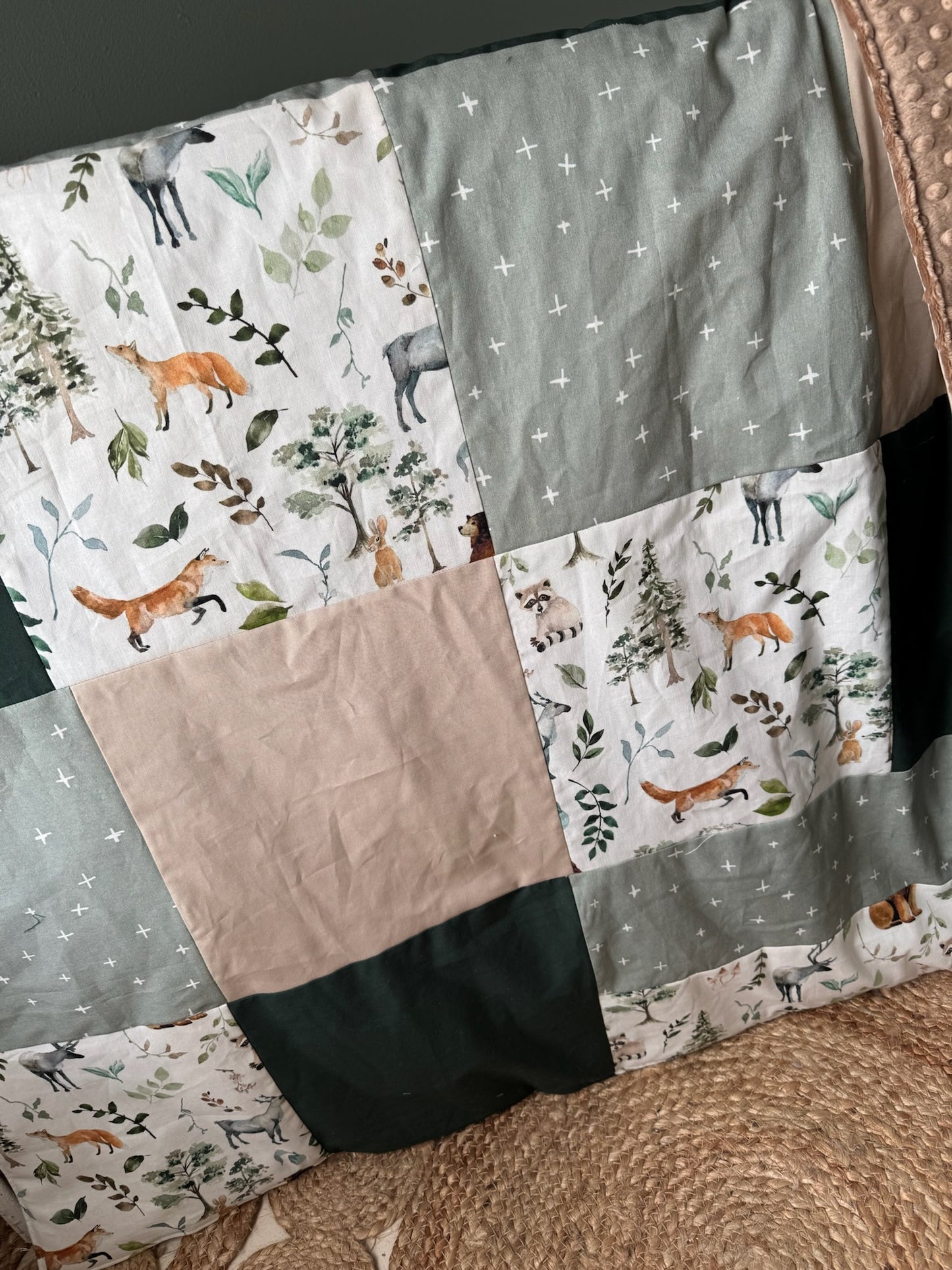 Prête à partir, Couverture de style courtepointe légèrement matelassée, animaux de la foret agencement vert sauge , forêt et beige. Endos doux en minky taupe