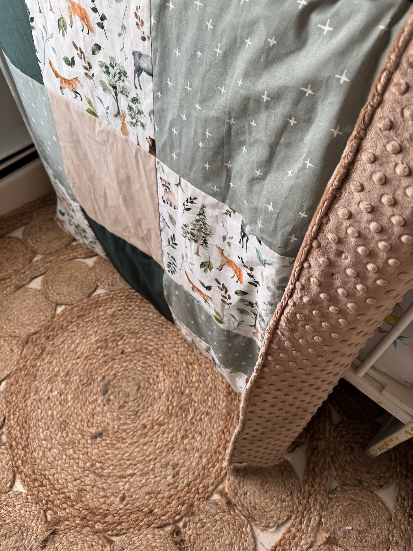 Prête à partir, Couverture de style courtepointe légèrement matelassée, animaux de la foret agencement vert sauge , forêt et beige. Endos doux en minky taupe