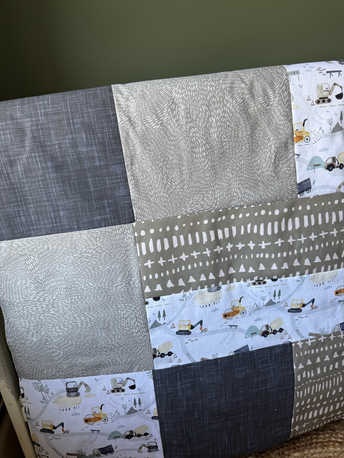 Prête à partir, Couverture de style courtepointe légèrement matelassée, Camions de construction. Endos doux en minky gris