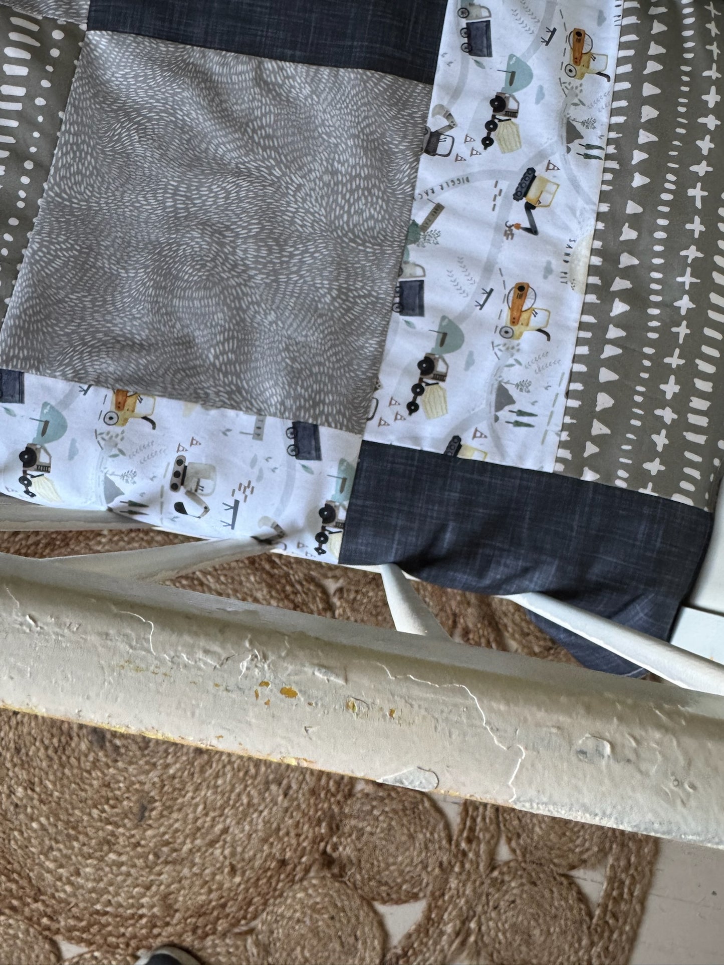 Prête à partir, Couverture de style courtepointe légèrement matelassée, Camions de construction. Endos doux en minky gris