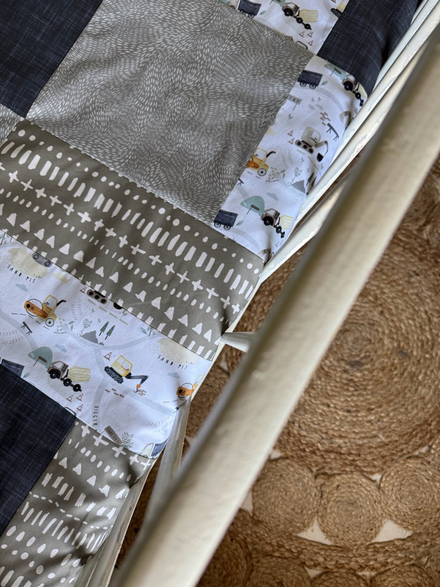Prête à partir, Couverture de style courtepointe légèrement matelassée, Camions de construction. Endos doux en minky gris