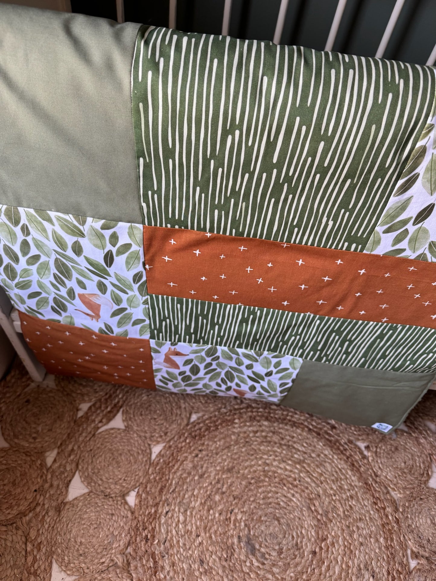 Prête à partir, Couverture de style courtepointe légèrement matelassée, renards et feuilles. Endos doux en minky vert olive