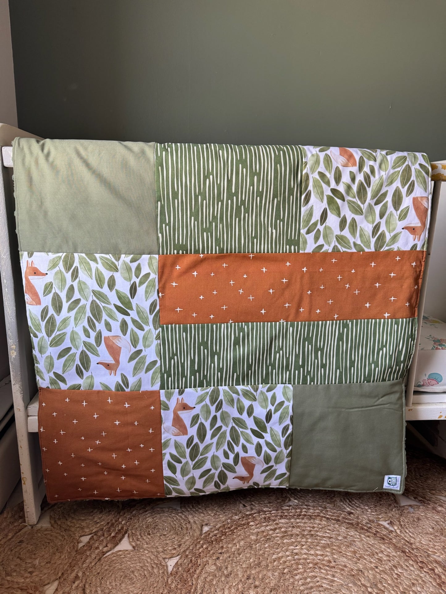 Prête à partir, Couverture de style courtepointe légèrement matelassée, renards et feuilles. Endos doux en minky vert olive