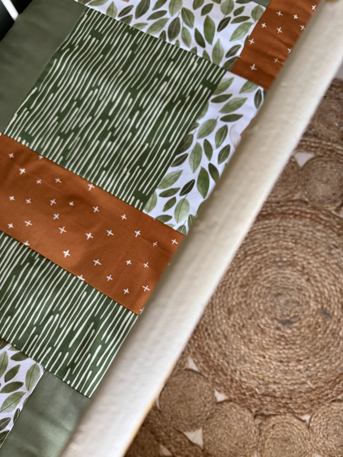 Prête à partir, Couverture de style courtepointe légèrement matelassée, renards et feuilles. Endos doux en minky vert olive