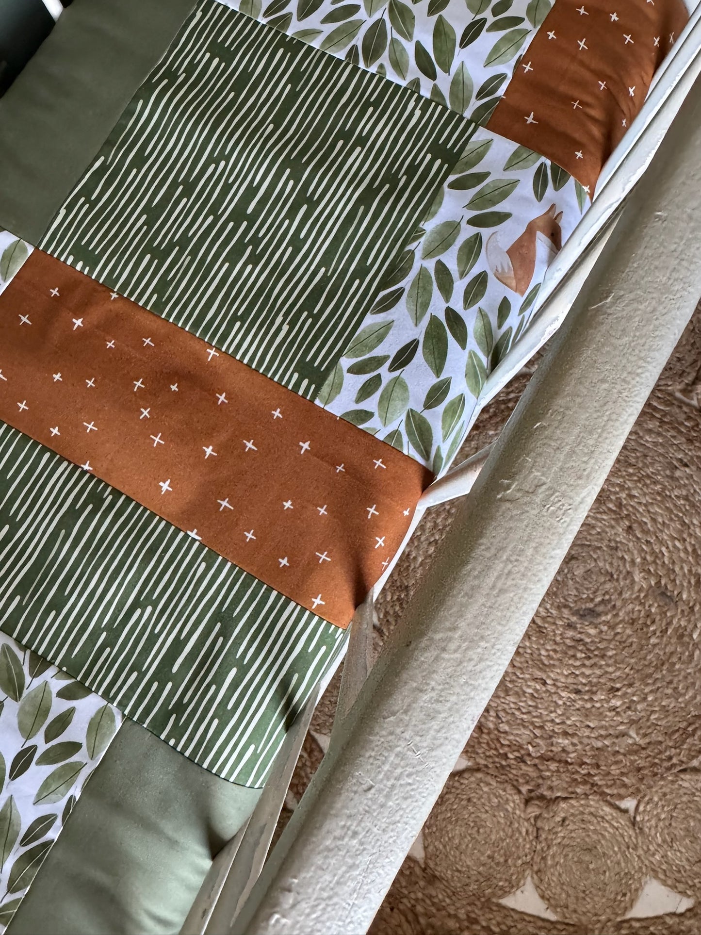 Prête à partir, Couverture de style courtepointe légèrement matelassée, renards et feuilles. Endos doux en minky vert olive