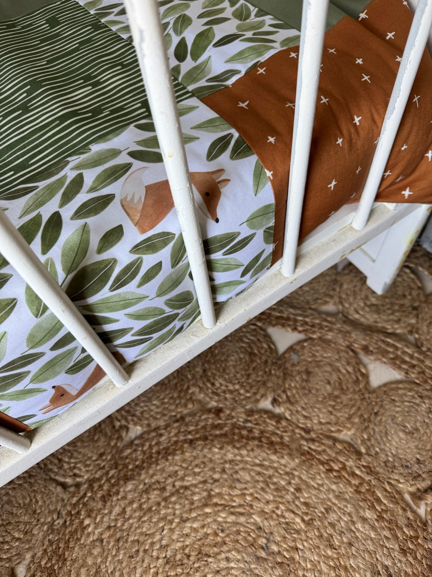 Prête à partir, Couverture de style courtepointe légèrement matelassée, renards et feuilles. Endos doux en minky vert olive