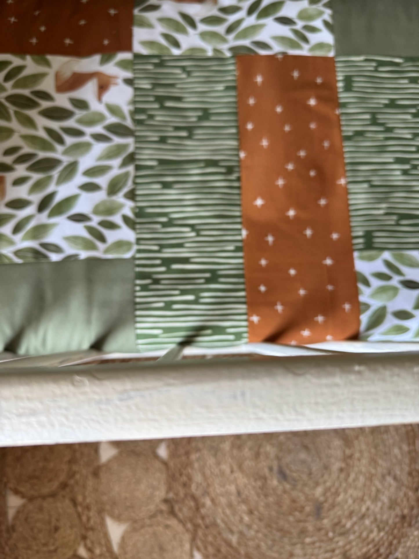 Prête à partir, Couverture de style courtepointe légèrement matelassée, renards et feuilles. Endos doux en minky vert olive