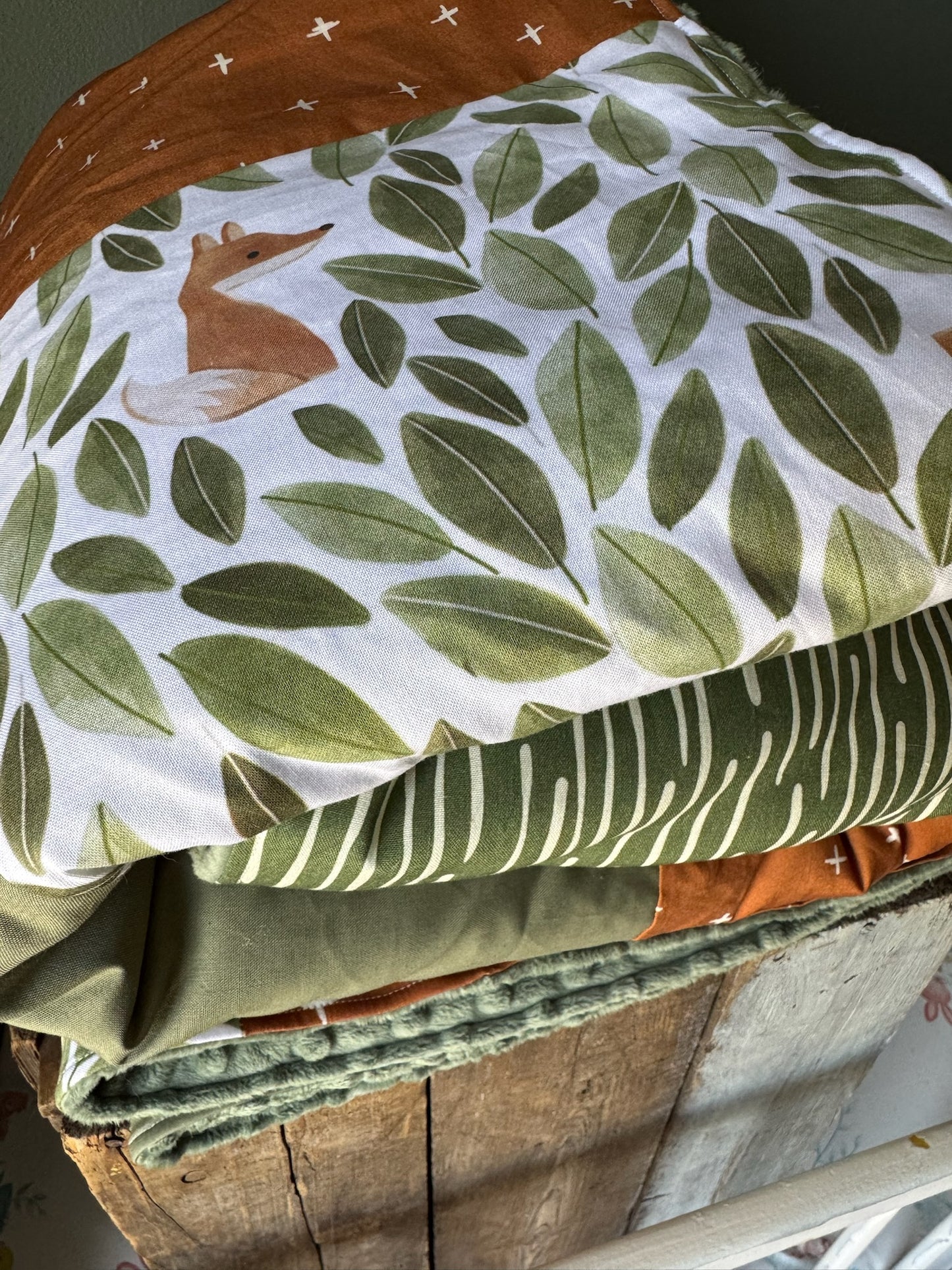 Prête à partir, Couverture de style courtepointe légèrement matelassée, renards et feuilles. Endos doux en minky vert olive