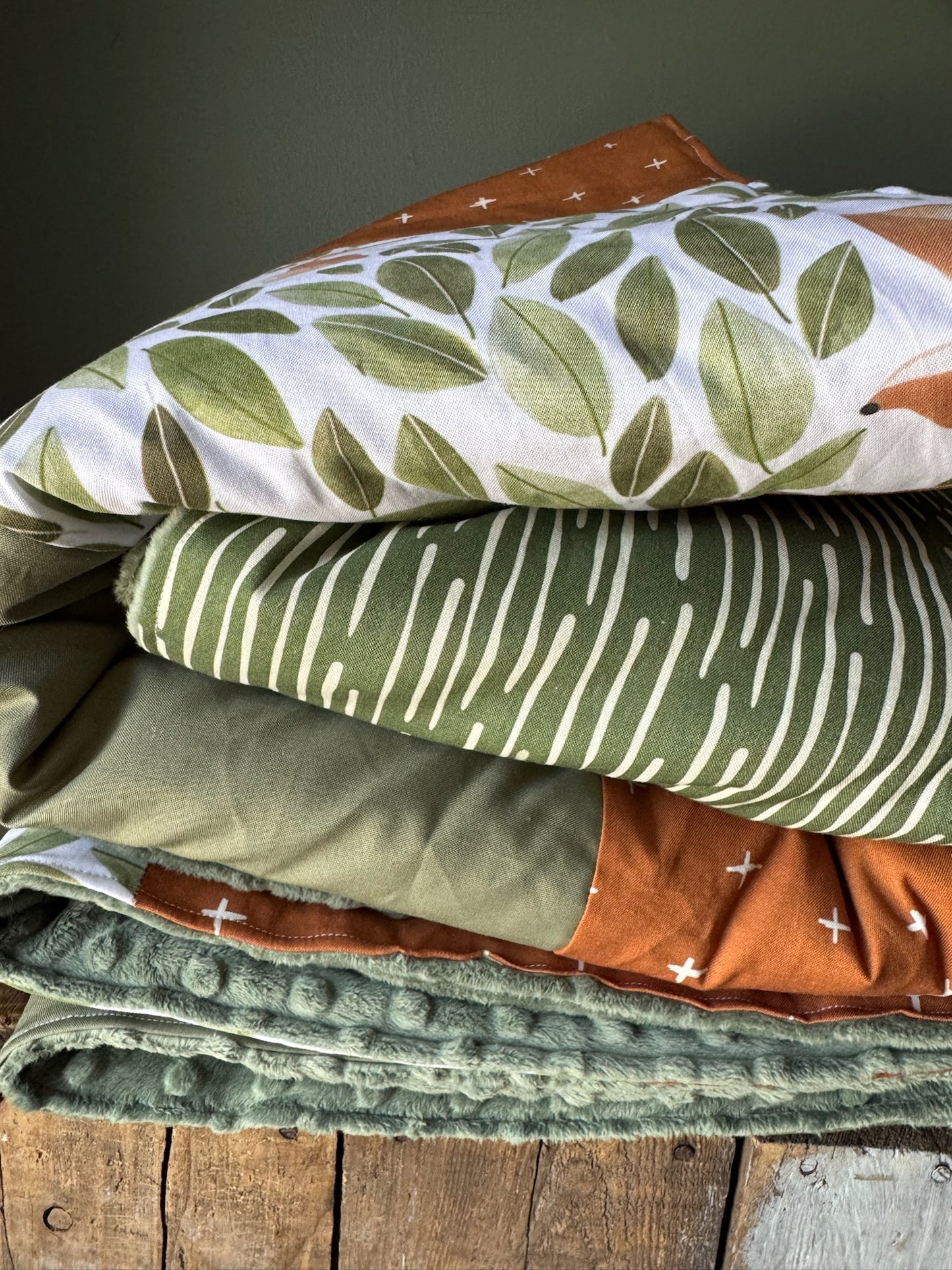 Prête à partir, Couverture de style courtepointe légèrement matelassée, renards et feuilles. Endos doux en minky vert olive