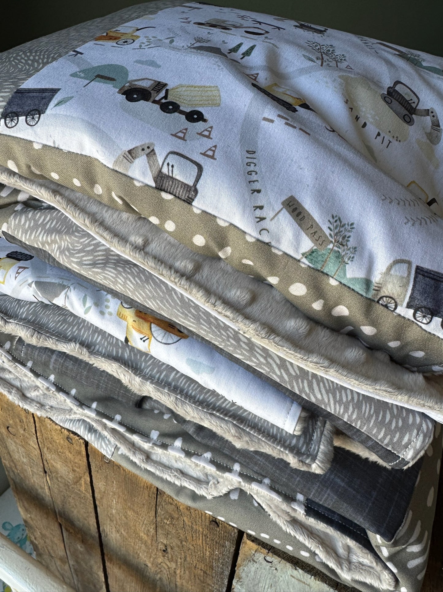 Prête à partir, Couverture de style courtepointe légèrement matelassée, Camions de construction. Endos doux en minky gris
