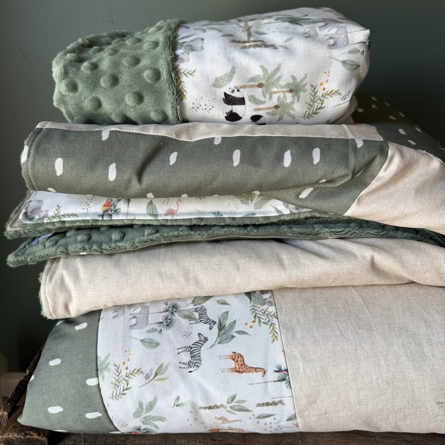 Prête à partir, Couverture de style courtepointe légèrement matelassée, Jungle. Endos doux en minky vert olive