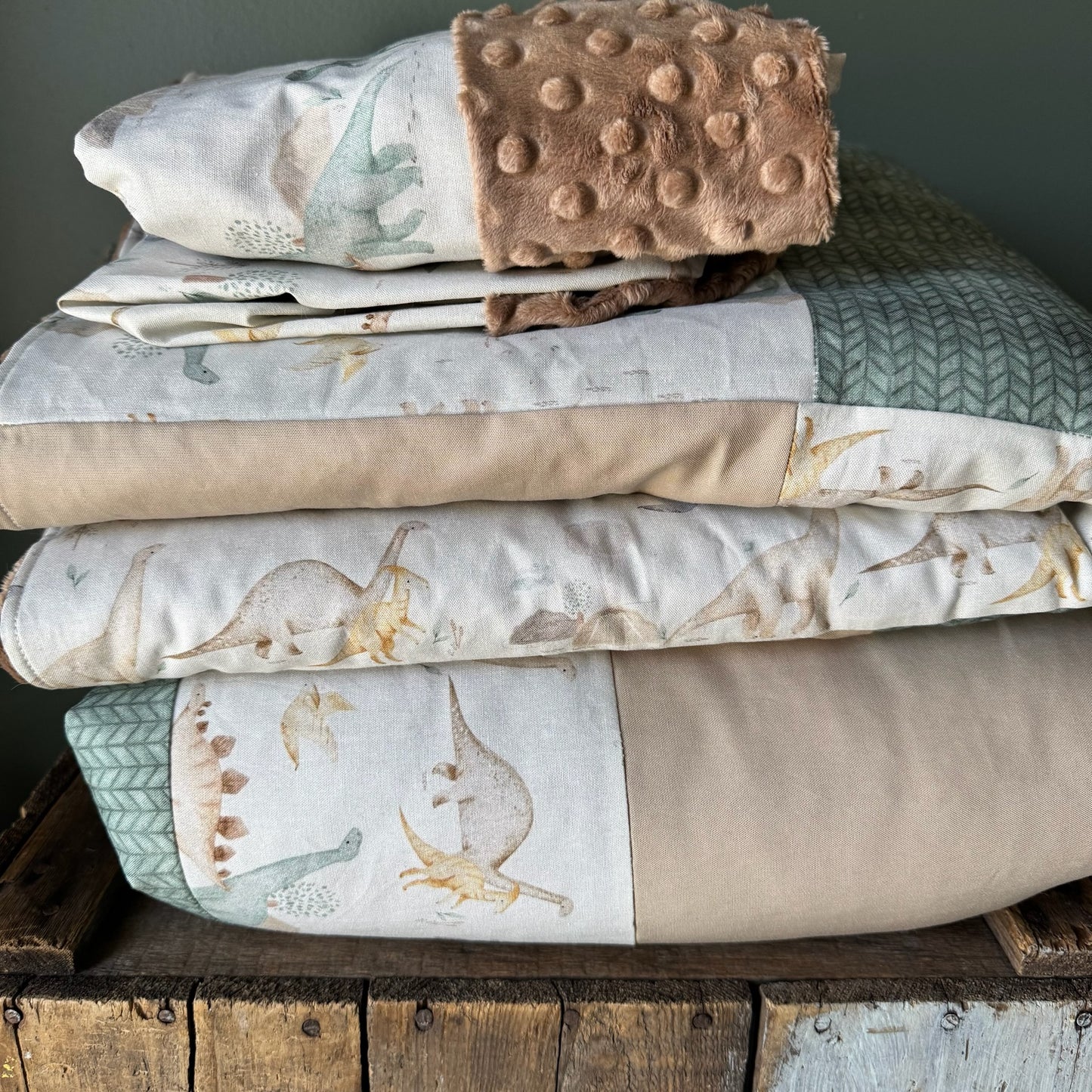 Prête à partir, Couverture de style courtepointe légèrement matelassée, Dinosaures beige et turquoise. Endos doux en minky taupe