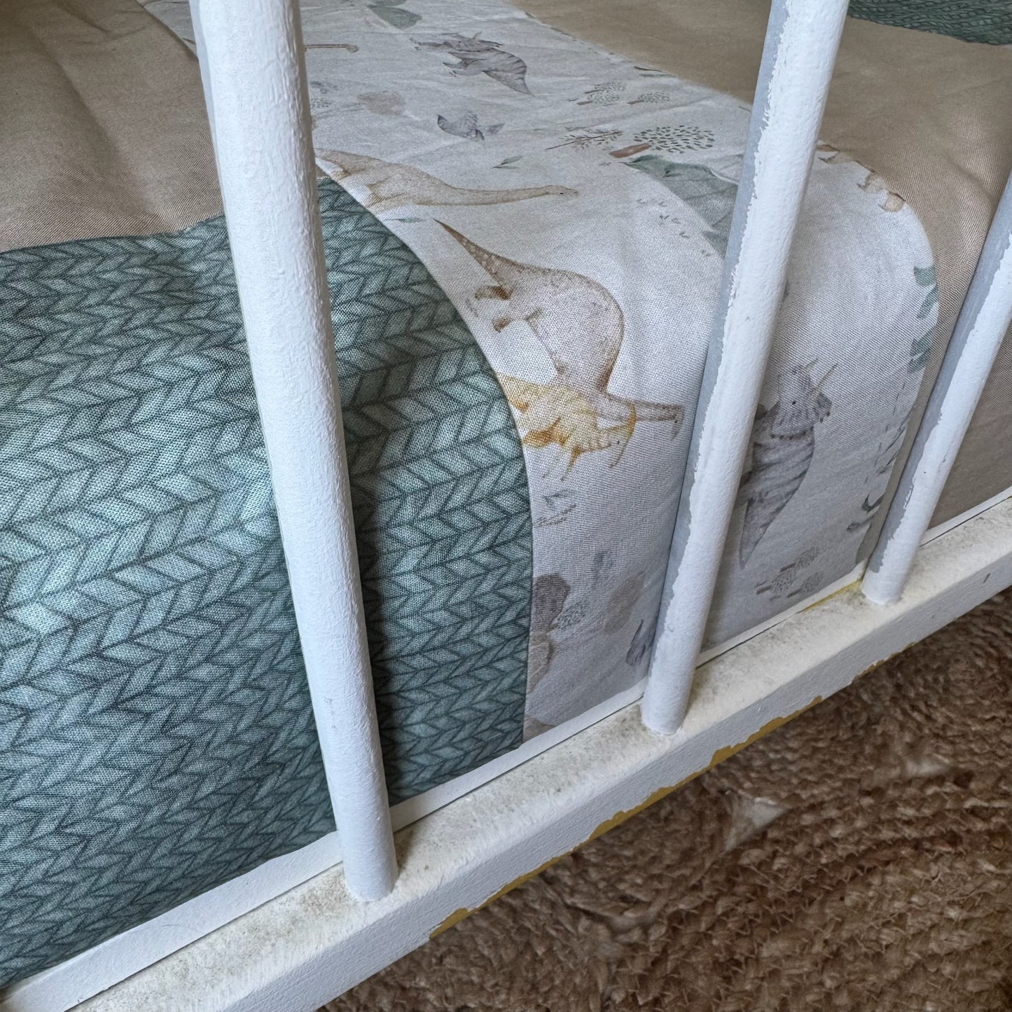 Prête à partir, Couverture de style courtepointe légèrement matelassée, Dinosaures beige et turquoise. Endos doux en minky taupe