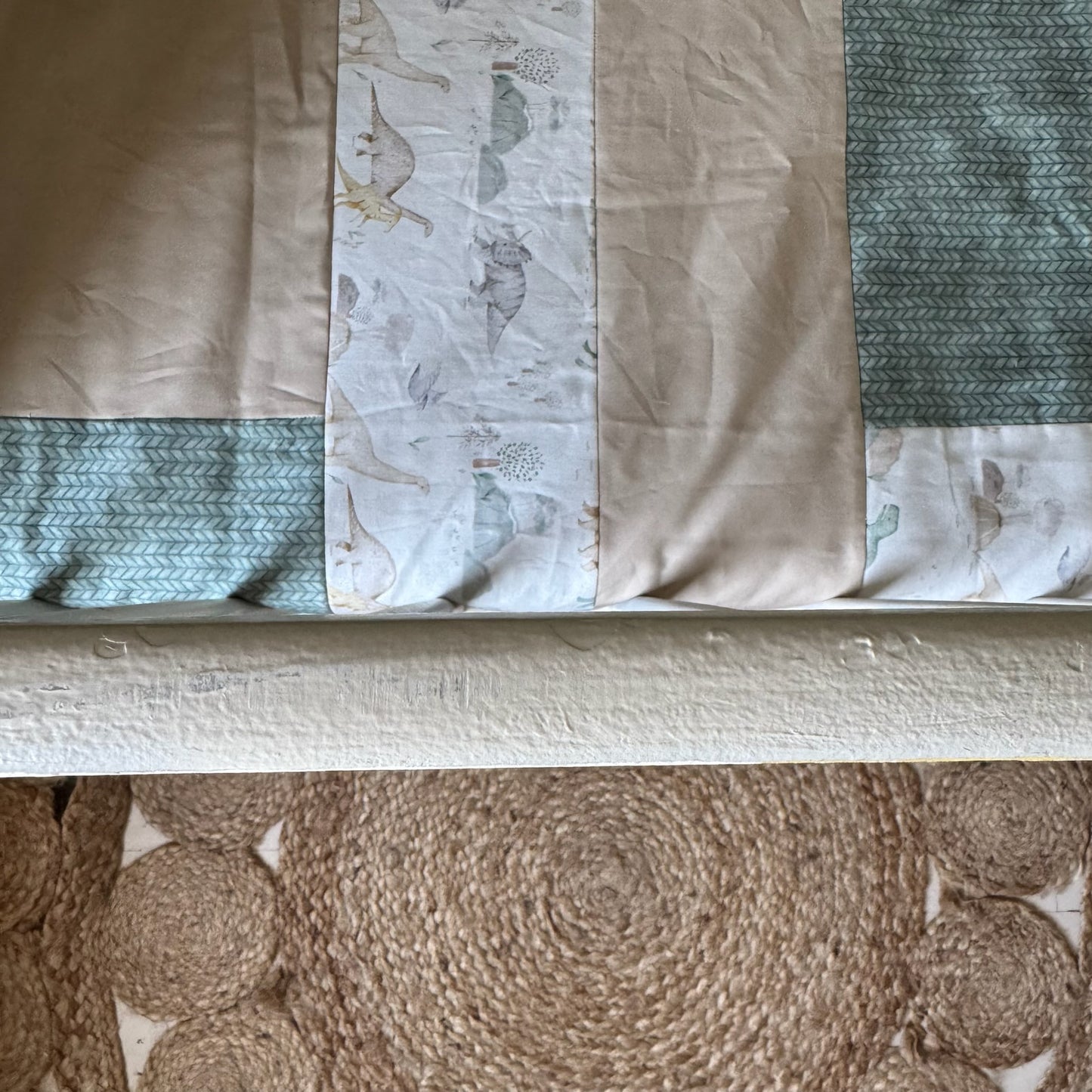 Prête à partir, Couverture de style courtepointe légèrement matelassée, Dinosaures beige et turquoise. Endos doux en minky taupe