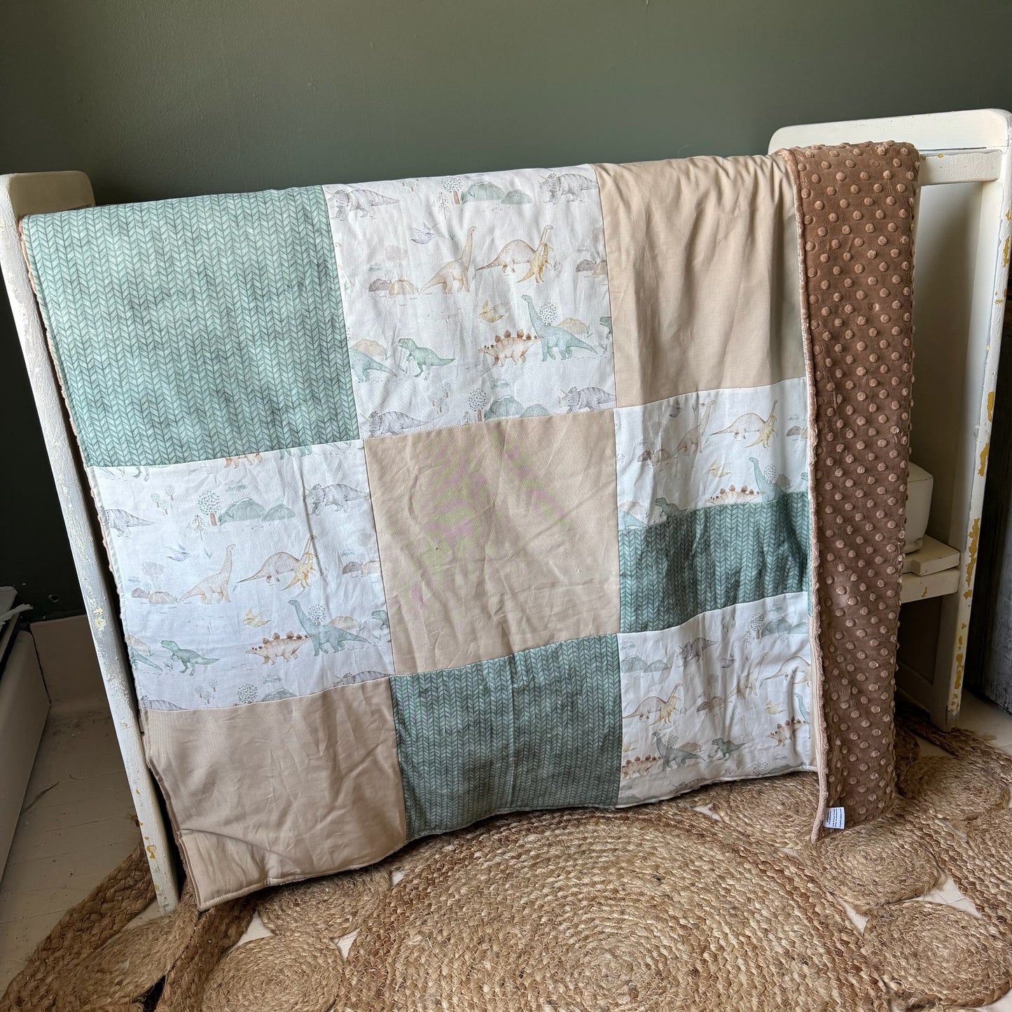 Prête à partir, Couverture de style courtepointe légèrement matelassée, Dinosaures beige et turquoise. Endos doux en minky taupe