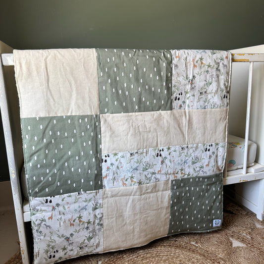 Prête à partir, Couverture de style courtepointe légèrement matelassée, Jungle.  Endos doux en minky vert olive