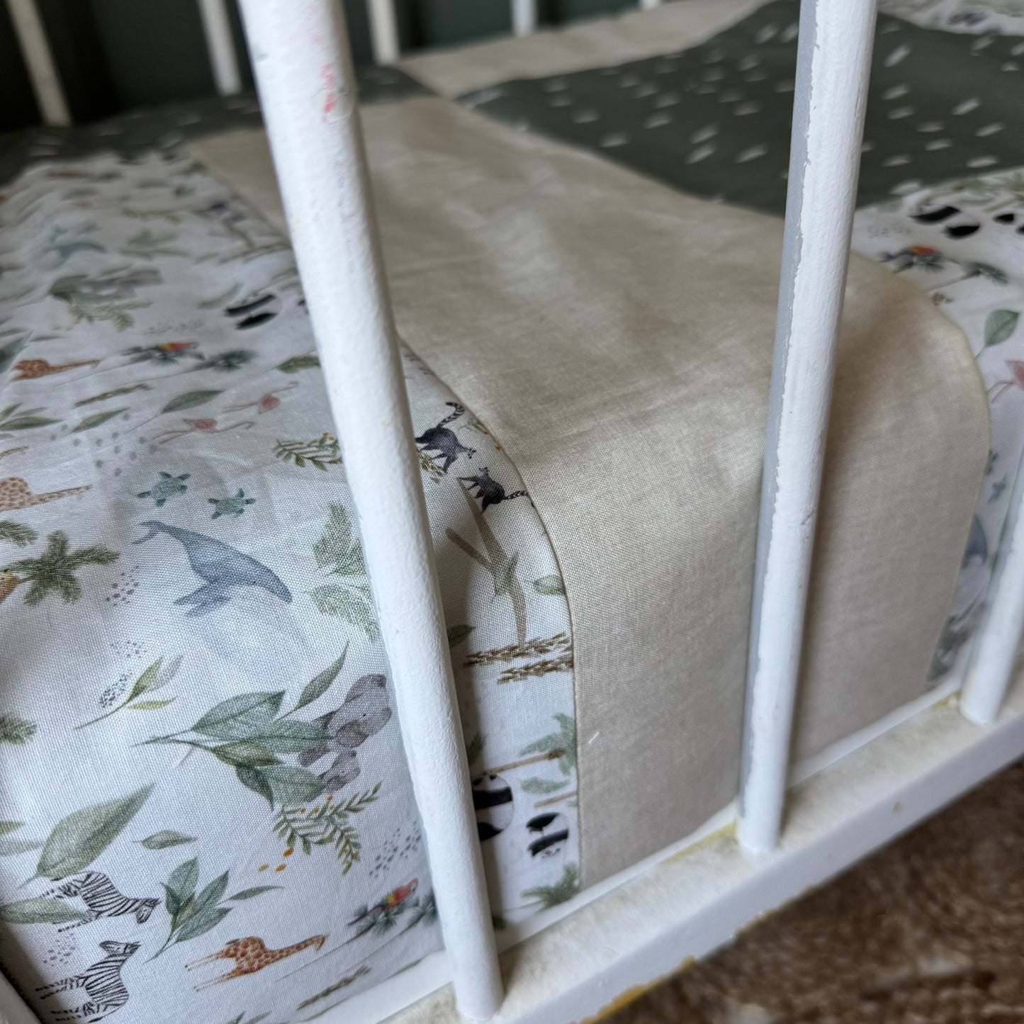 Prête à partir, Couverture de style courtepointe légèrement matelassée, Jungle. Endos doux en minky vert olive