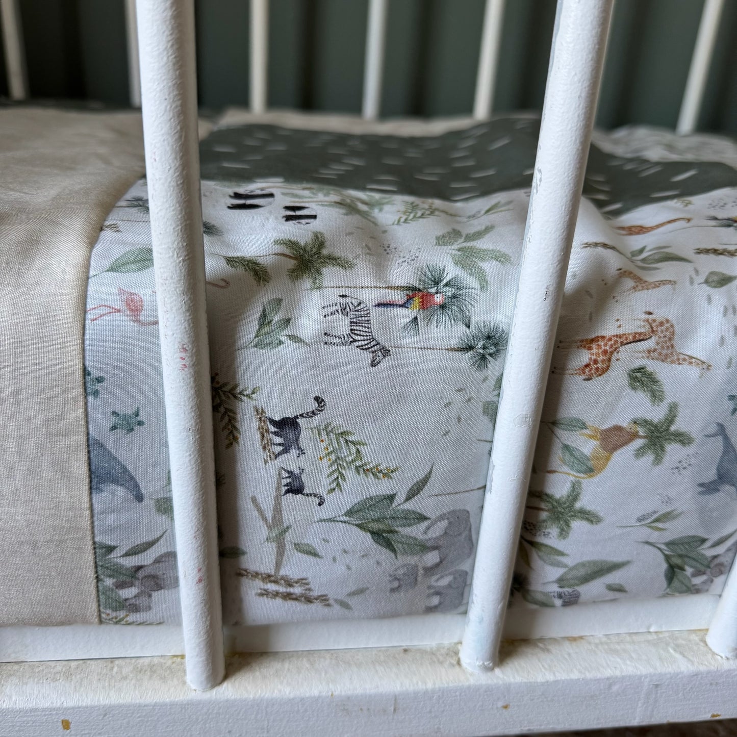 Prête à partir, Couverture de style courtepointe légèrement matelassée, Jungle. Endos doux en minky vert olive