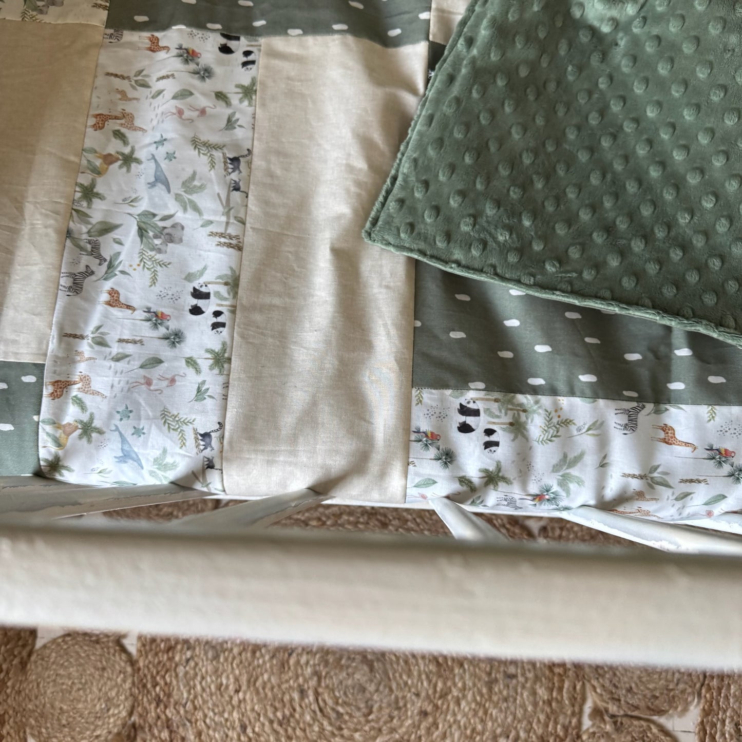 Prête à partir, Couverture de style courtepointe légèrement matelassée, Jungle. Endos doux en minky vert olive