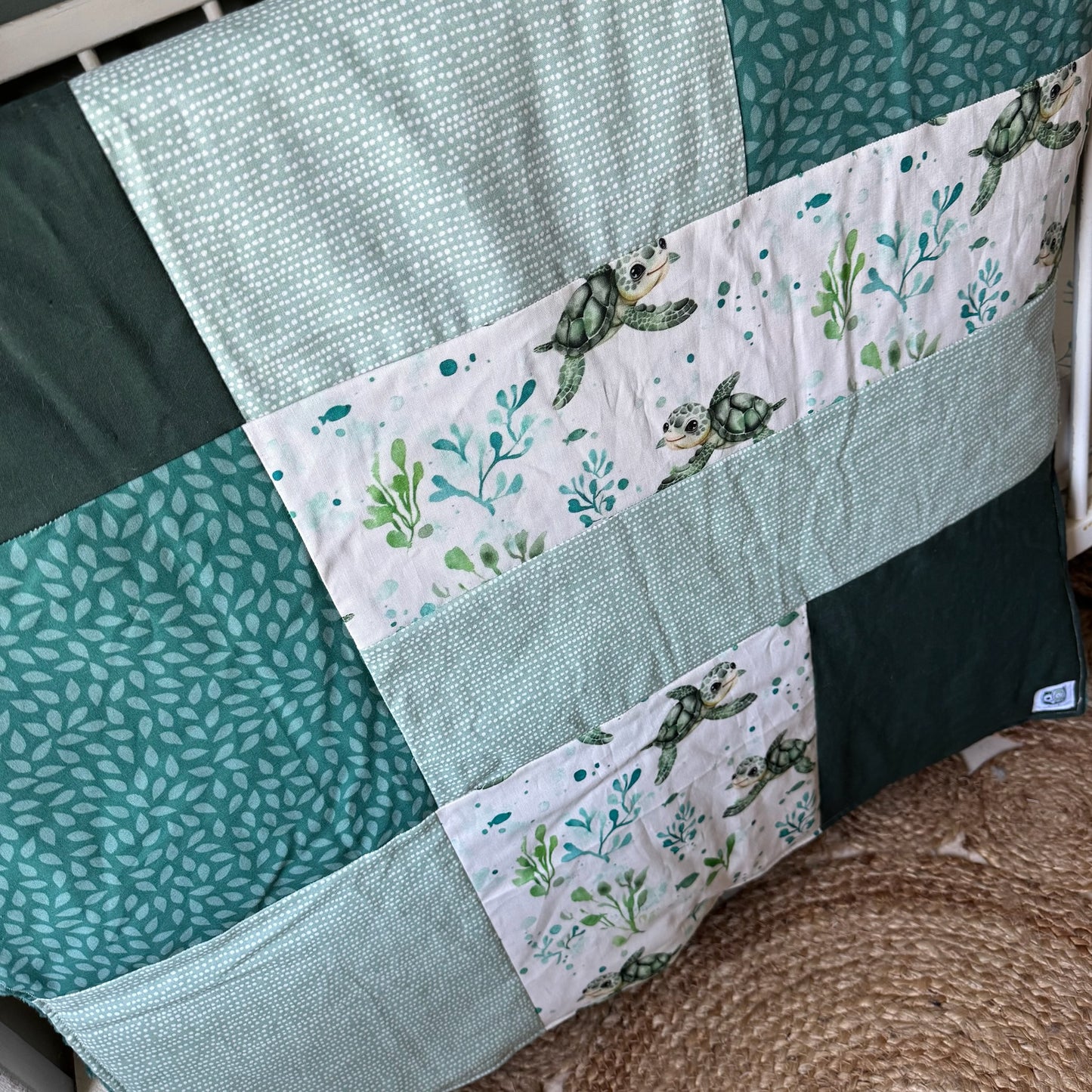 Prête à partir, Couverture de style courtepointe légèrement matelassée, tortues. Endos doux en minky émeraude