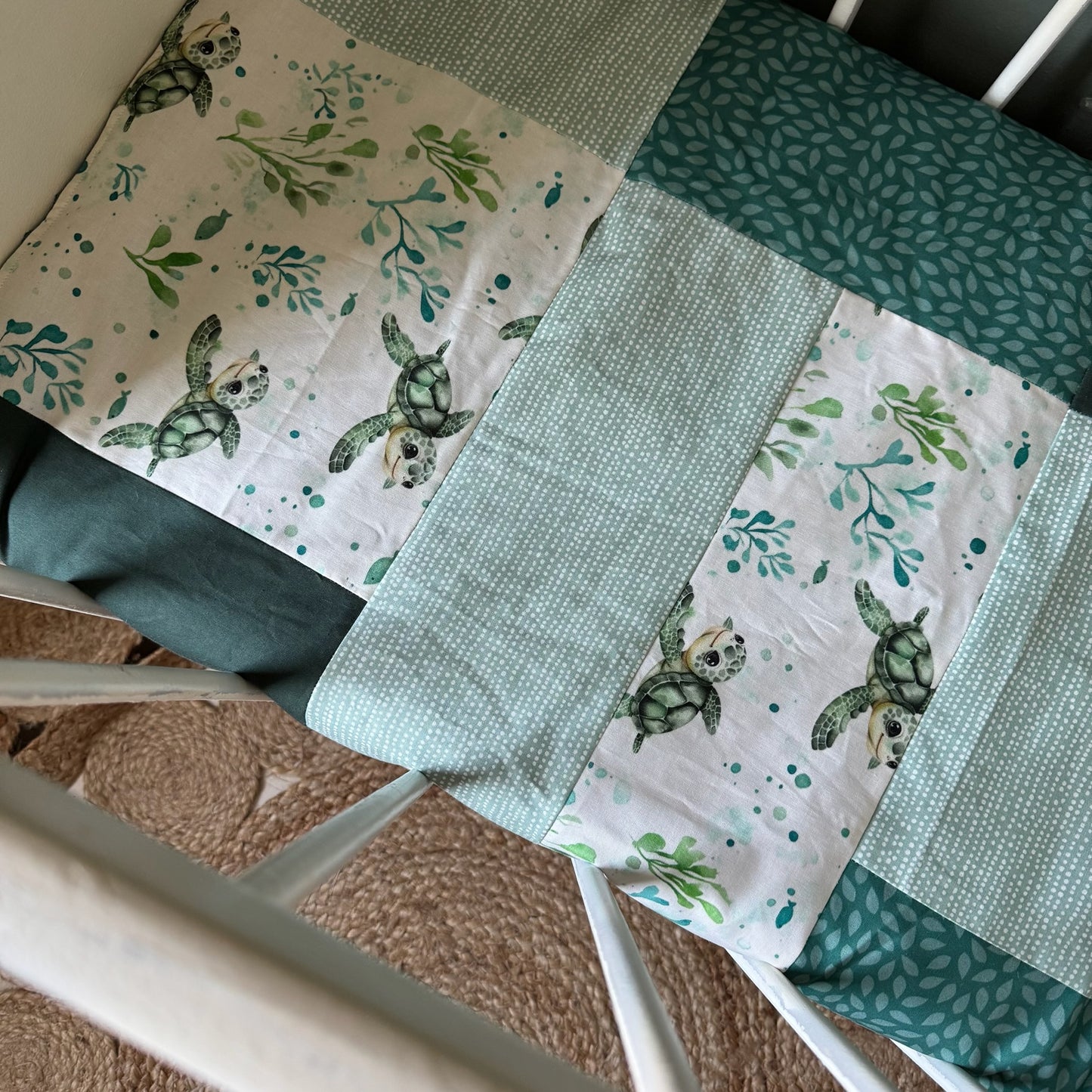 Prête à partir, Couverture de style courtepointe légèrement matelassée, tortues. Endos doux en minky émeraude