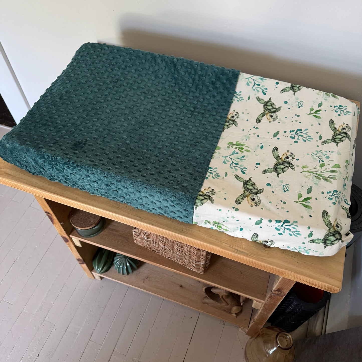 Prête à partir, Couverture de style courtepointe légèrement matelassée, tortues. Endos doux en minky émeraude