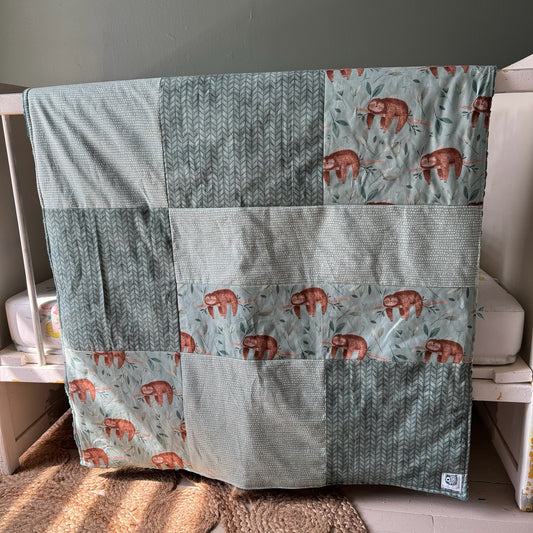 Prête à partir, Couverture de style courtepointe légèrement matelassée, Paresseux.  Endos doux en minky émeraude