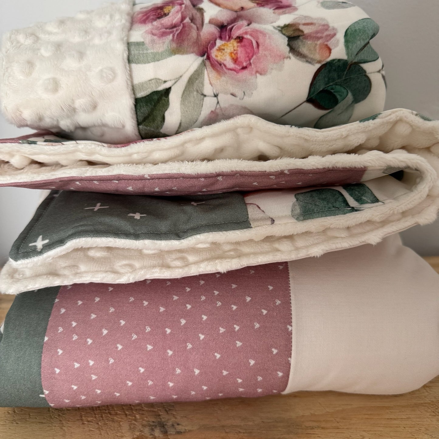 Prête à partir, Couverture de style courtepointe légèrement matelassée, fleurs roses et feuillage. Endos doux en minky ivoire