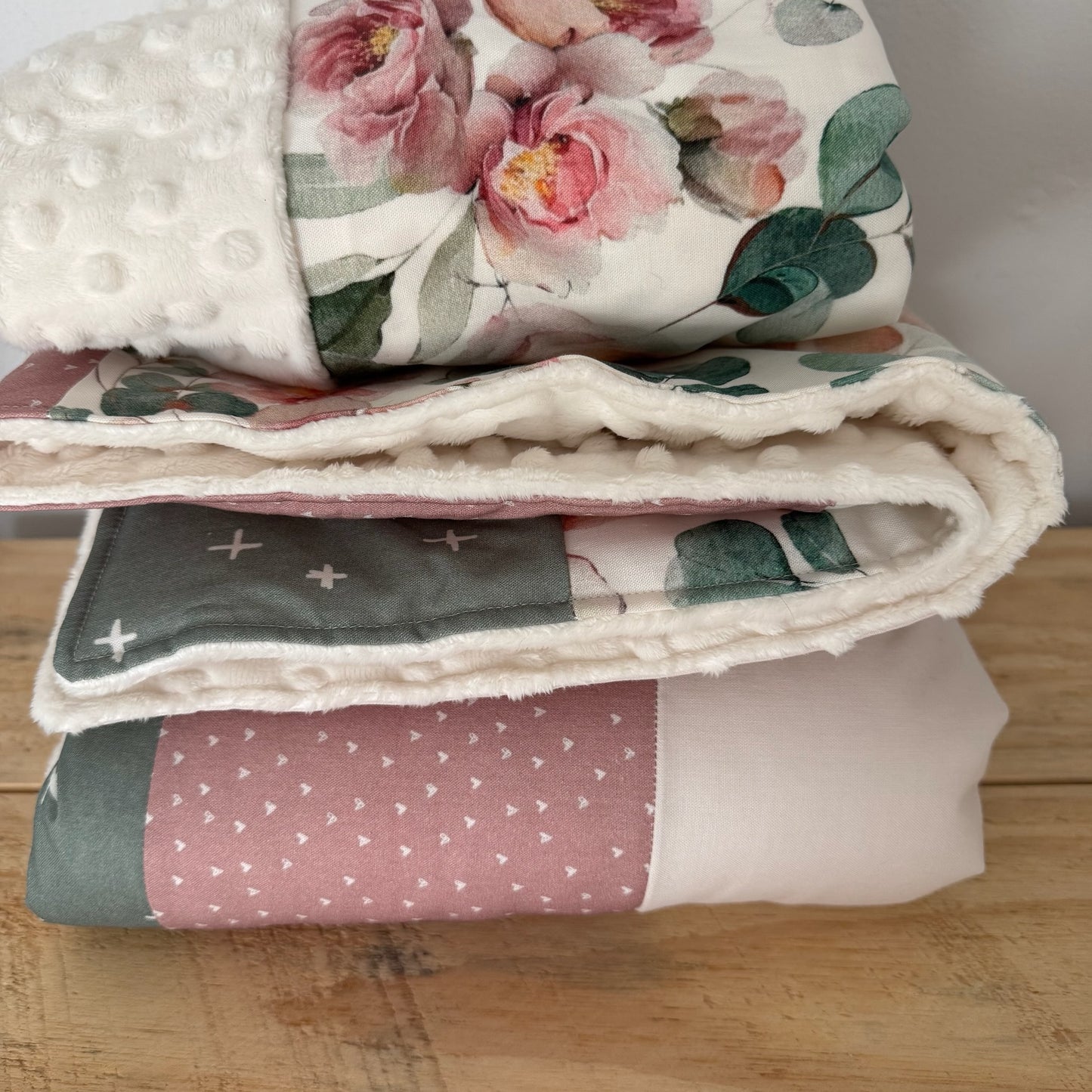 Prête à partir, Couverture de style courtepointe légèrement matelassée, fleurs roses et feuillage. Endos doux en minky ivoire