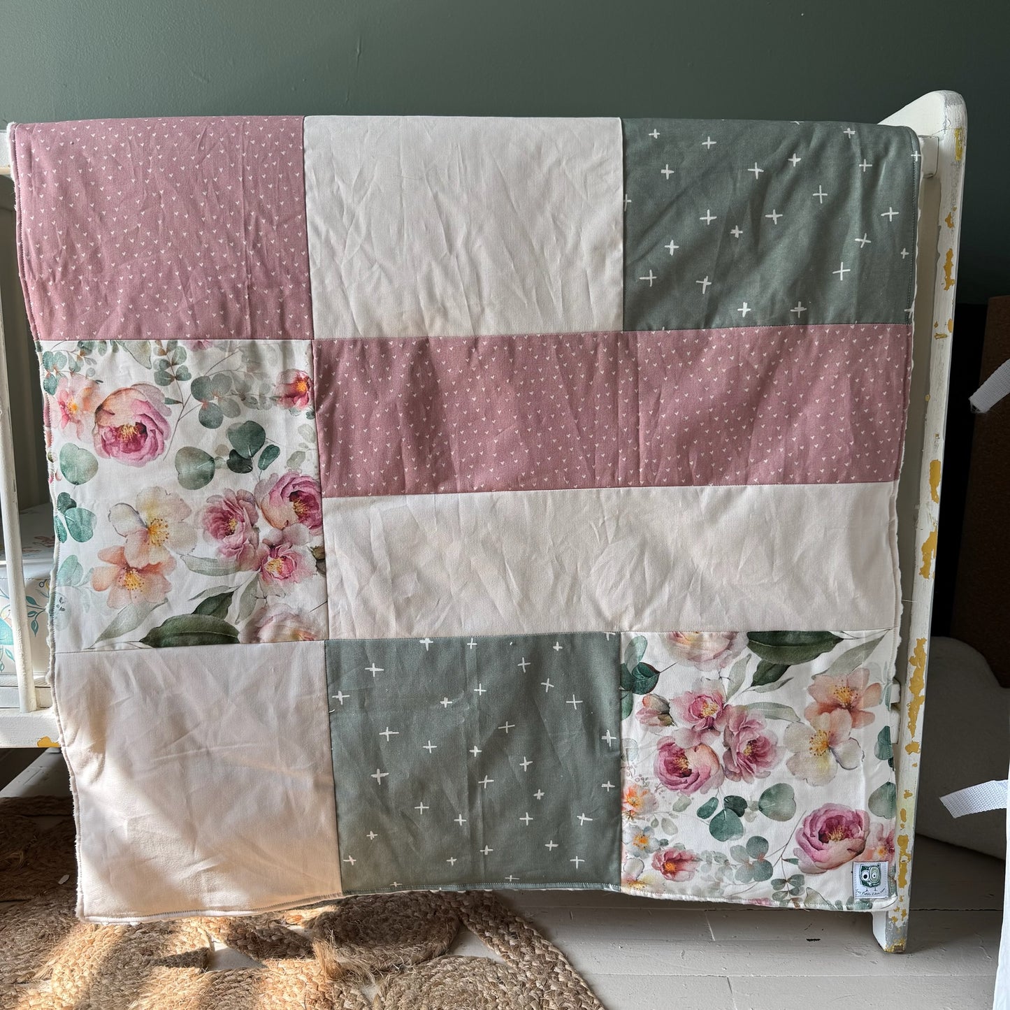 Prête à partir, Couverture de style courtepointe légèrement matelassée, fleurs roses et feuillage. Endos doux en minky ivoire