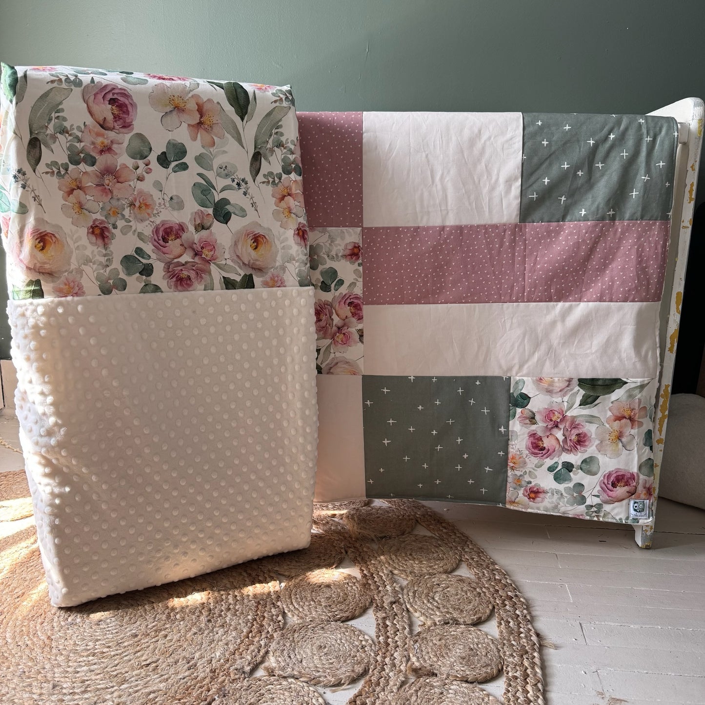 Prête à partir, Couverture de style courtepointe légèrement matelassée, fleurs roses et feuillage. Endos doux en minky ivoire