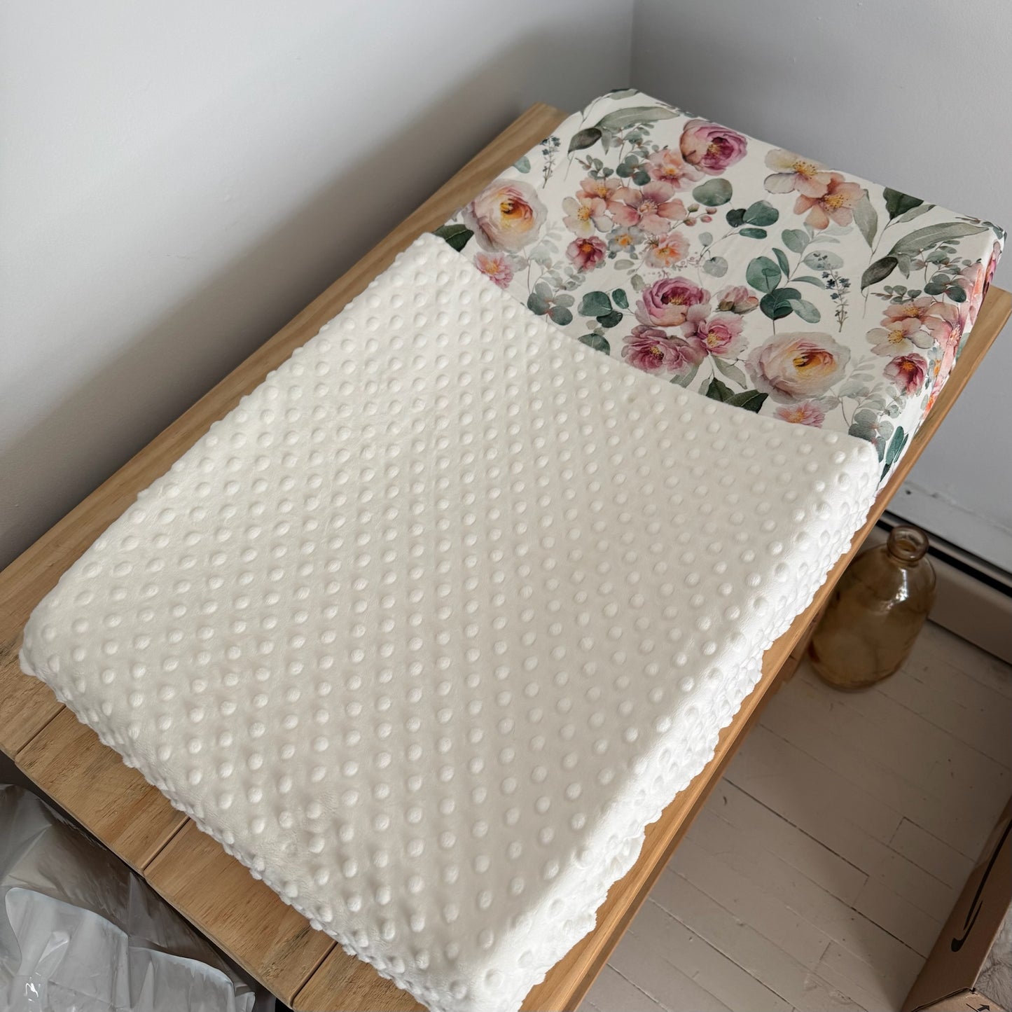 Prête à partir, Couverture de style courtepointe légèrement matelassée, fleurs roses et feuillage. Endos doux en minky ivoire