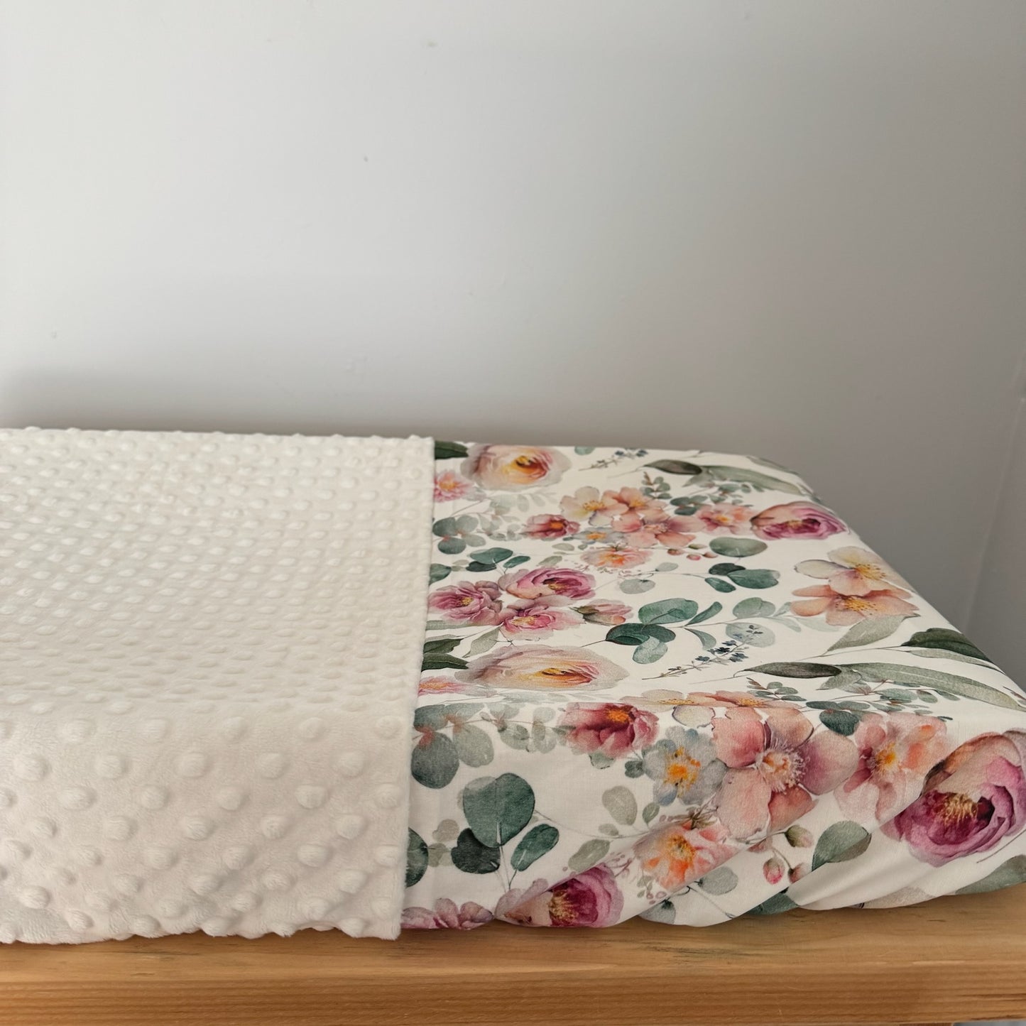 Prête à partir, Couverture de style courtepointe légèrement matelassée, fleurs roses et feuillage. Endos doux en minky ivoire